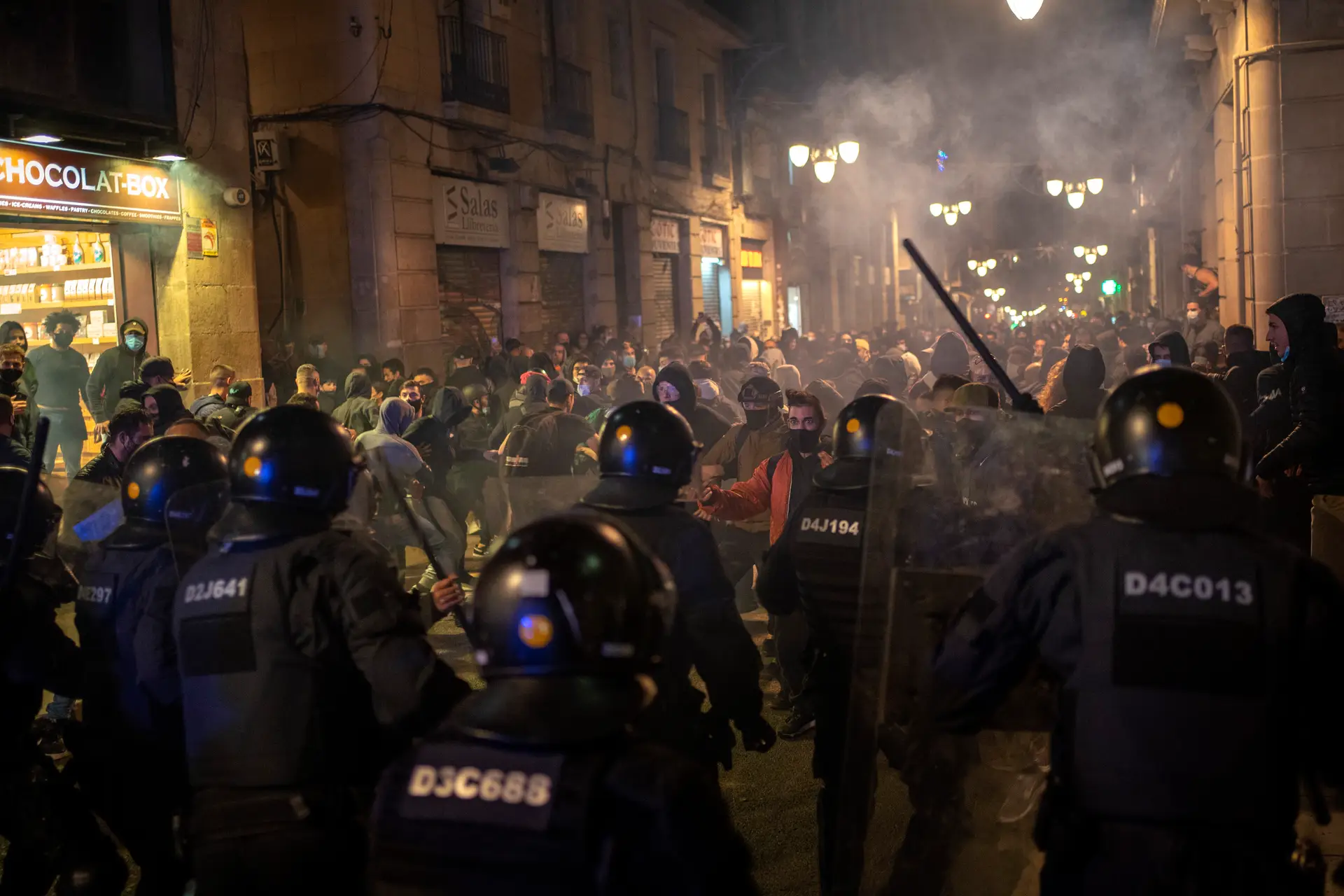 Covid-19. Confrontos acesos entre polícia e manifestantes em Barcelona