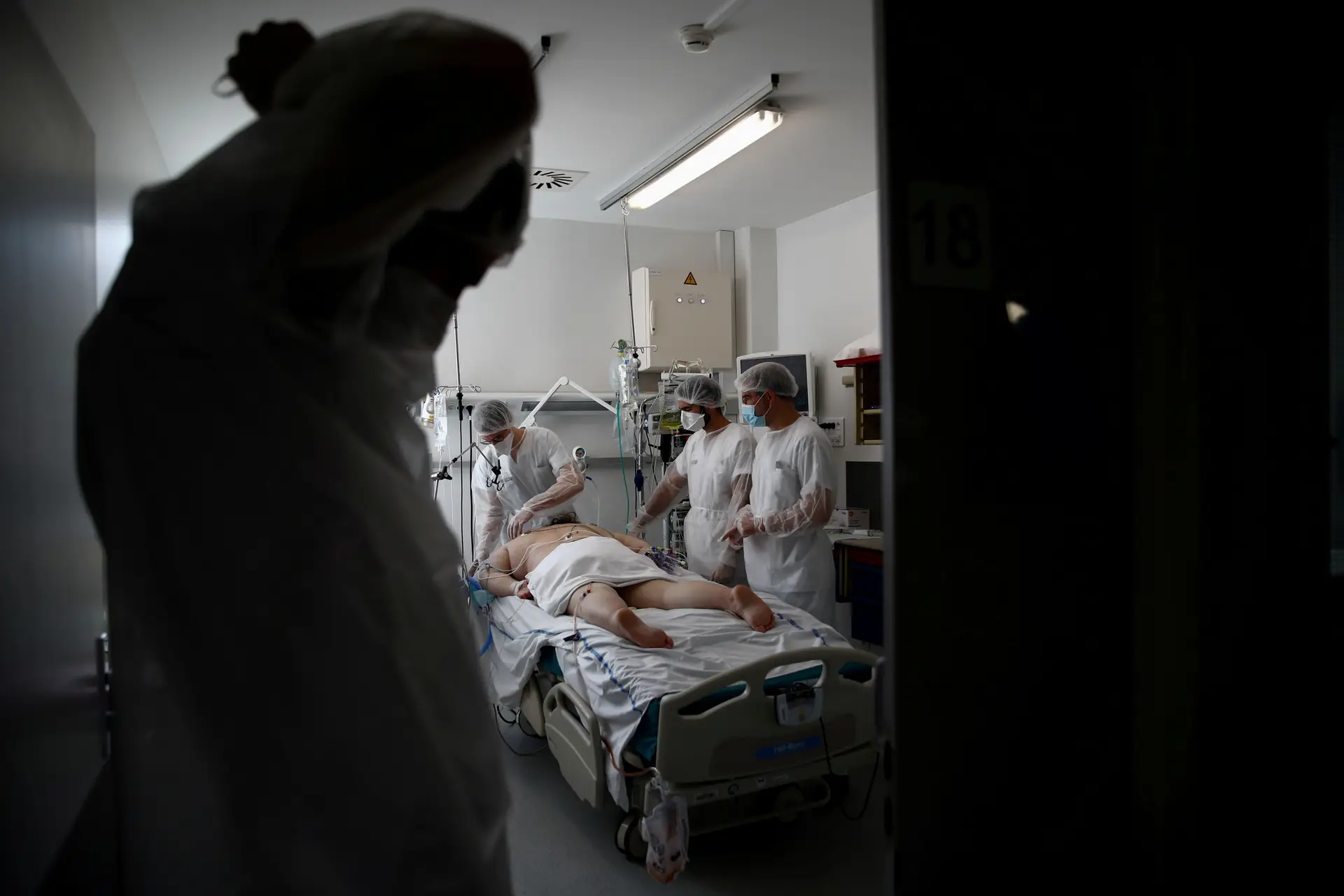 Um paciente com covid-19 internado na Unidade de Cuidados Intensivos de um hospital em Paris, França.