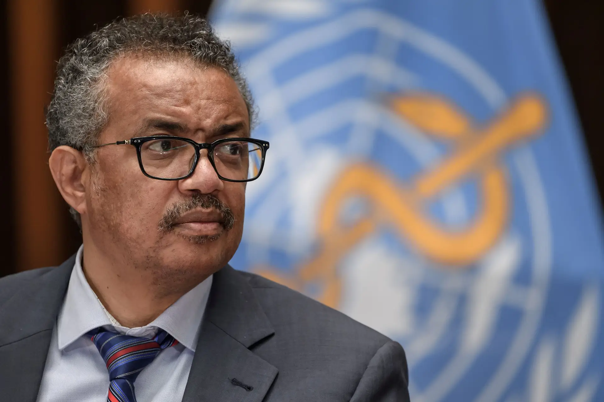 Covid-19: OMS pede resposta racional e proporcional à variante Ómicron