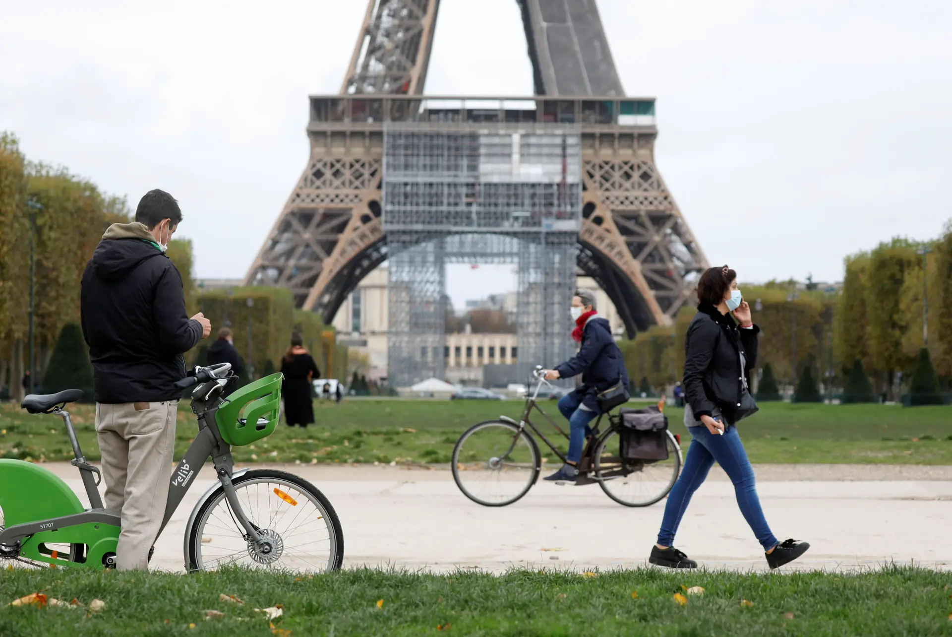Covid-19. França volta a ultrapassar máximo ao registar 52.518 novos casos