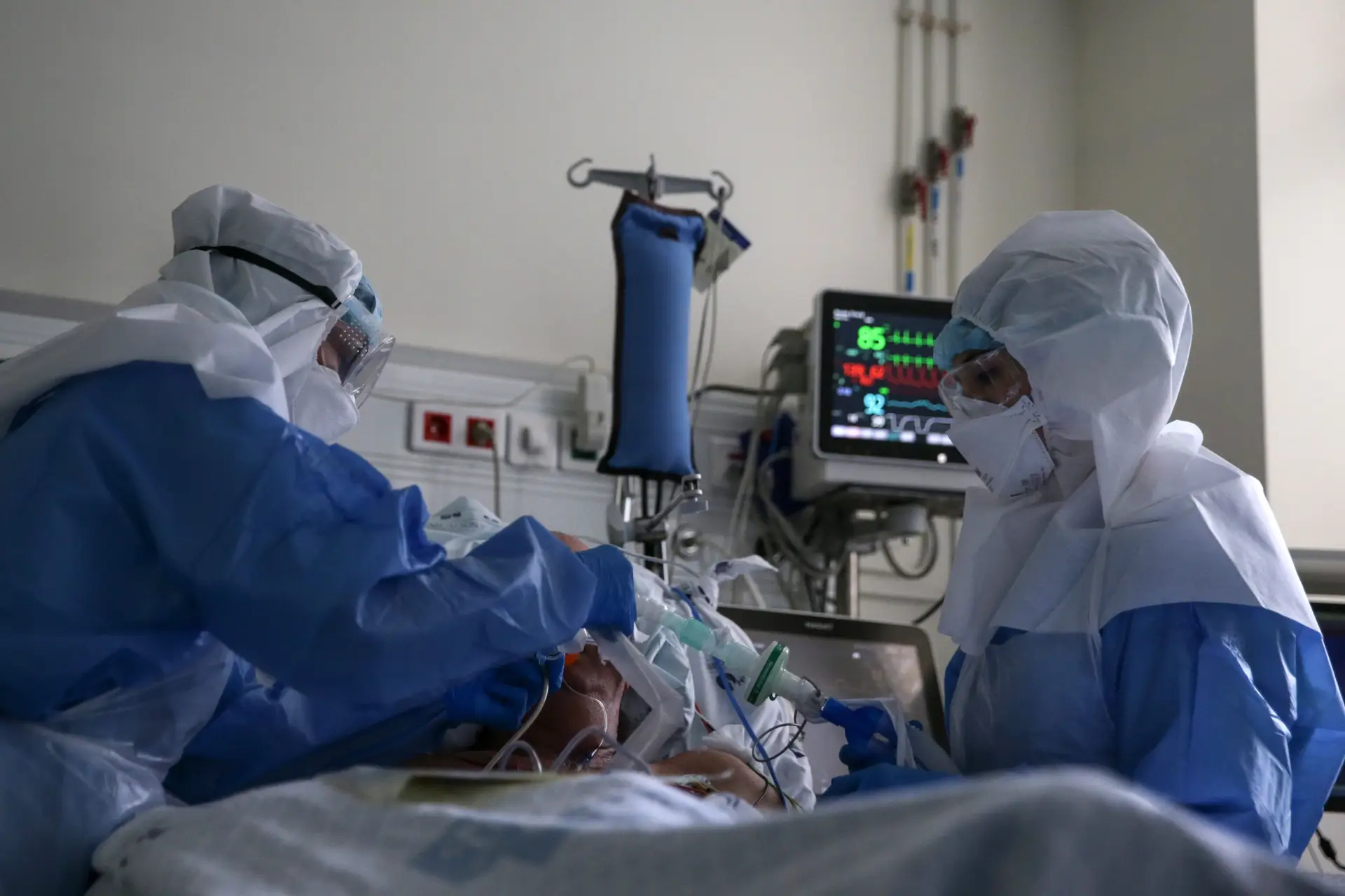 Covid-19. Médicos devem dar prioridade a quem pode recuperar vida normal