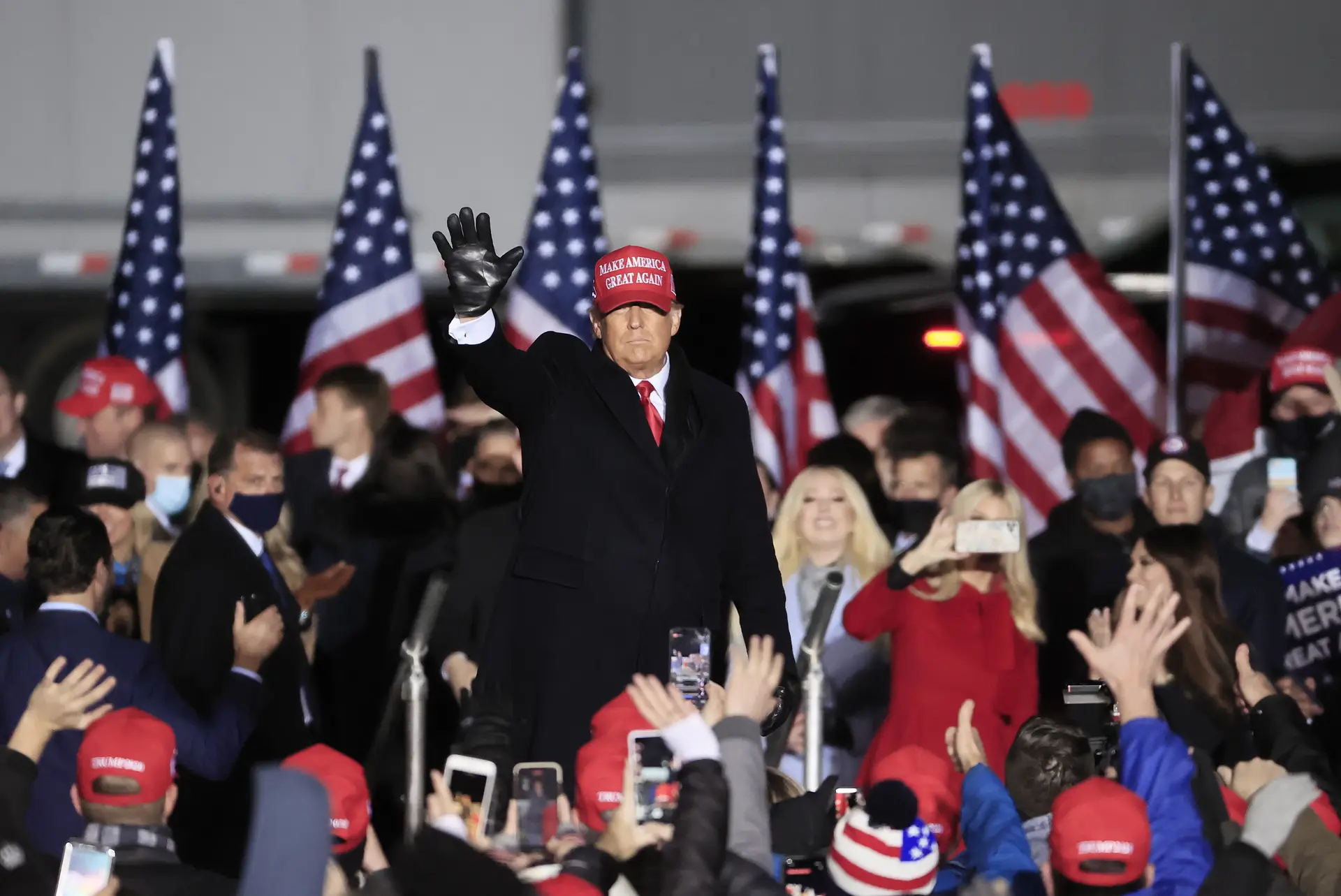 Trump fala em votação viciada, Biden aposta em "roubar" estados republicanos