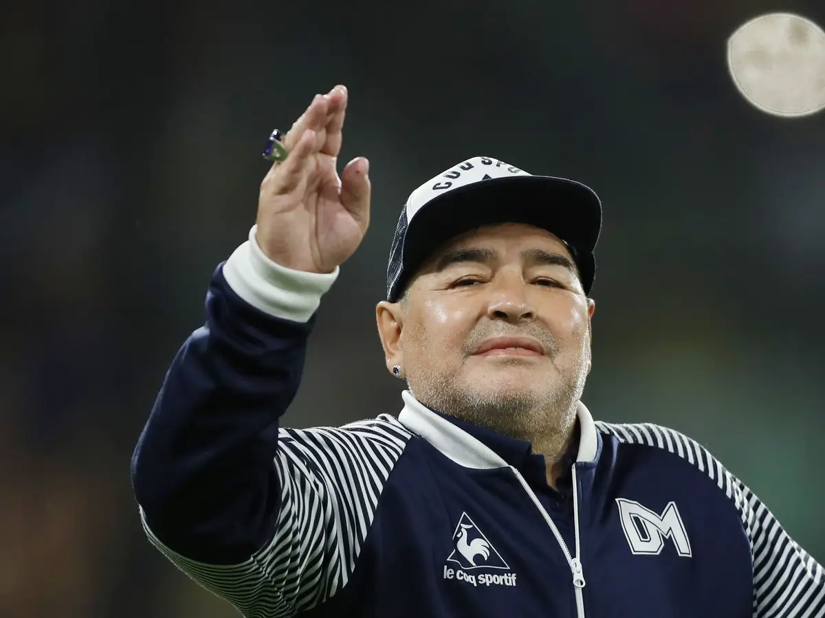 Diego Maradona "está melhor" e pode abandonar o hospital se quiser - SIC  Notícias