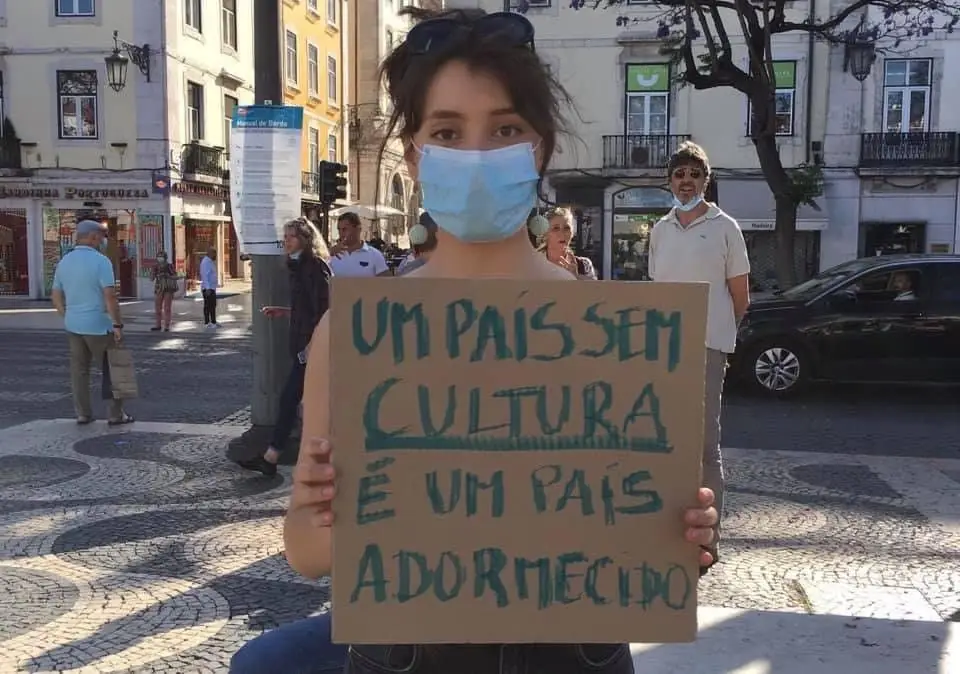 "Nem Parados Nem Calados”: Trabalhadores da cultura concentram-se frente ao parlamento