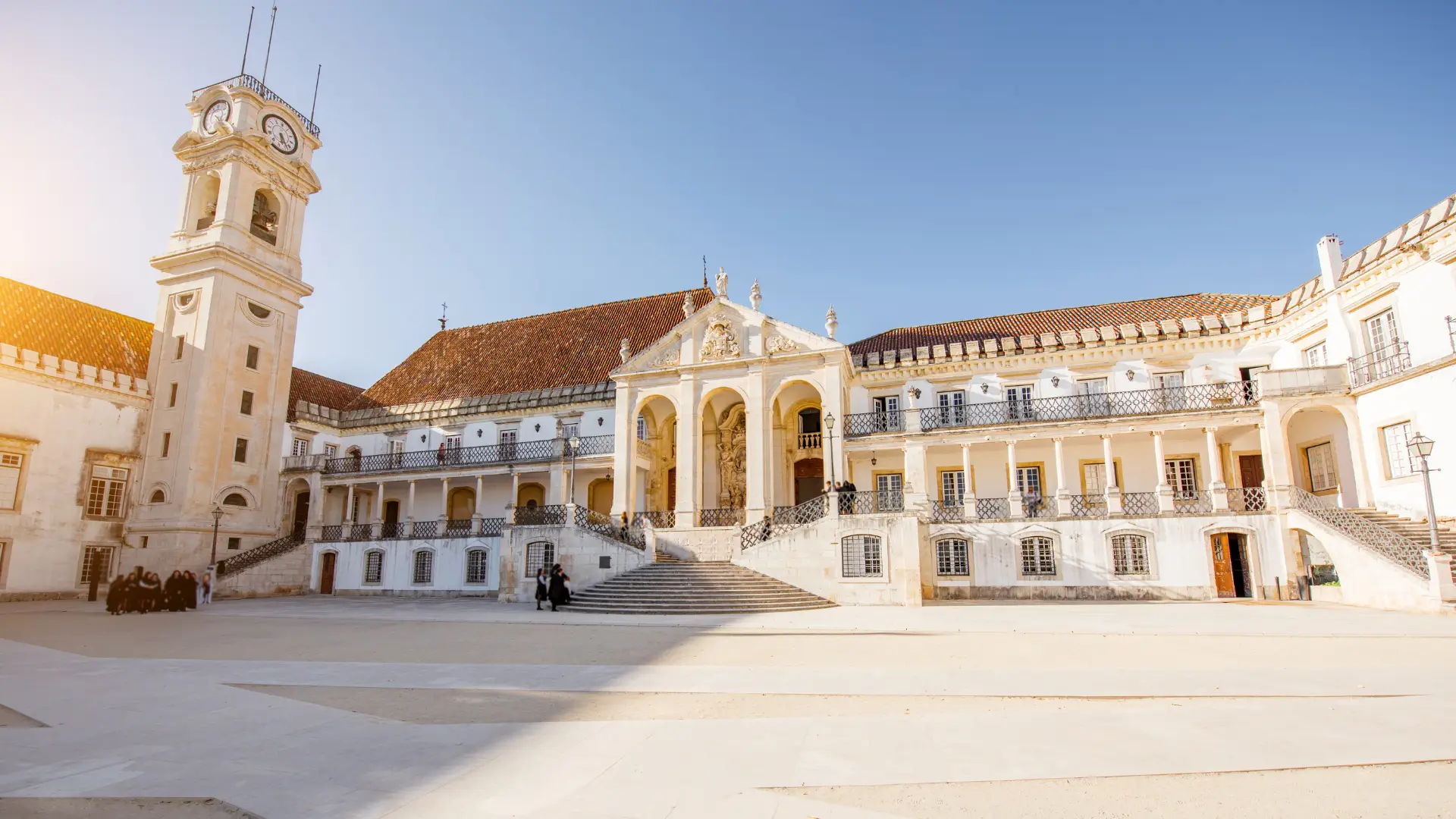 Capa negra de saudade. Ensino em Coimbra mudou com a pandemia - SIC Notícias