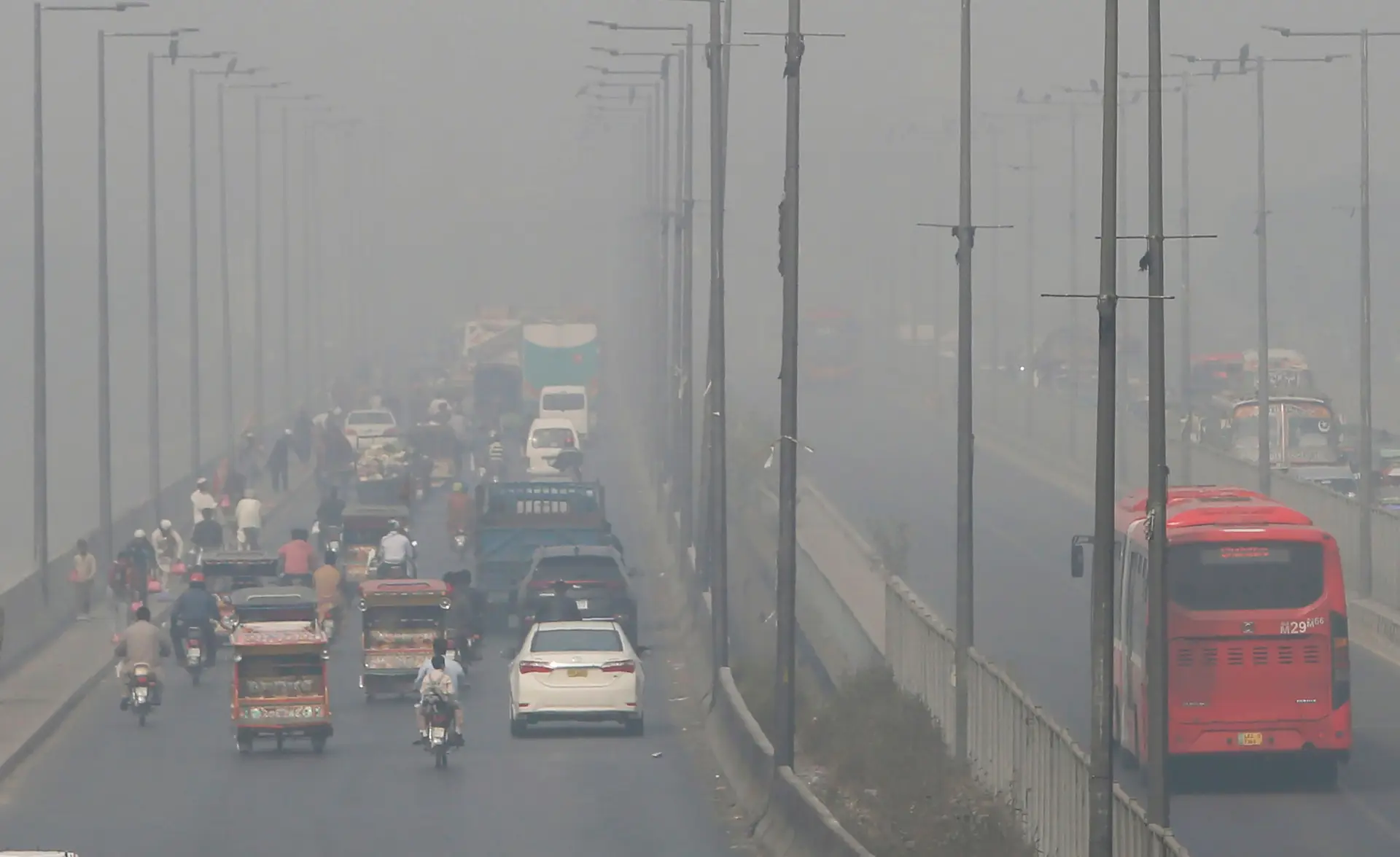Veículos a circular numa autoestrada coberta de poluição, no Paquistão. Habitantes correm o risco de desenvolver doenças respiratórias e problemas oculares depois de a qualidade do ar se ter deteriorado, levando os médicos a recomendar às pessoas que fiquem em casa.