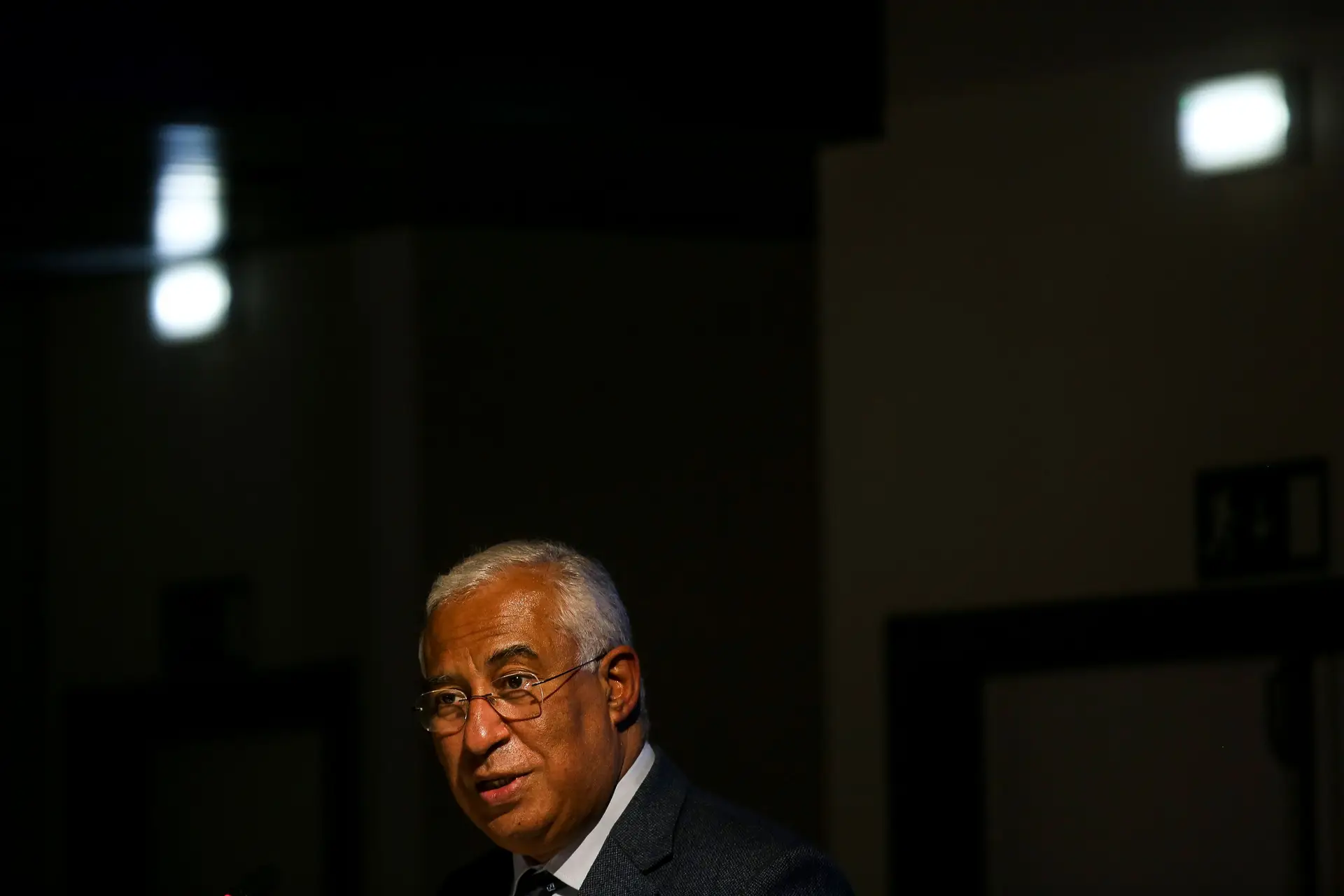 Costa condena arremesso de garrafas em manifestação no Porto e pede serenidade