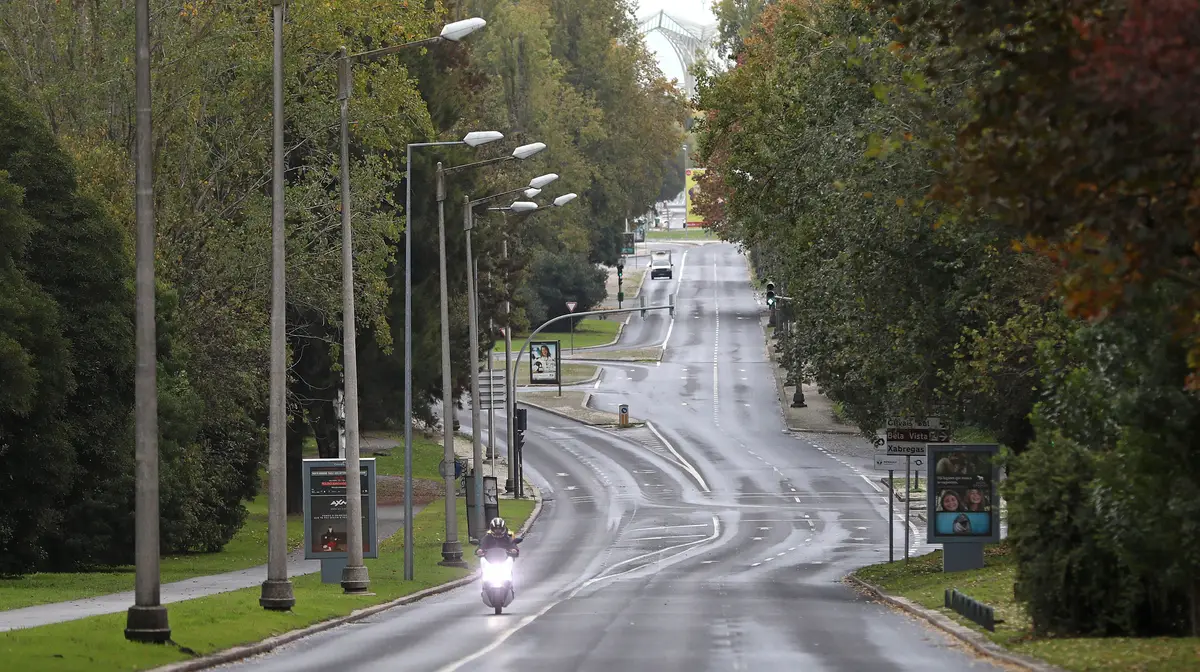 Vista geral de uma rua dos Olivais durante o recolher obrigatório do estado de emergência no âmbito das medidas de contenção da covid-19, em Lisboa