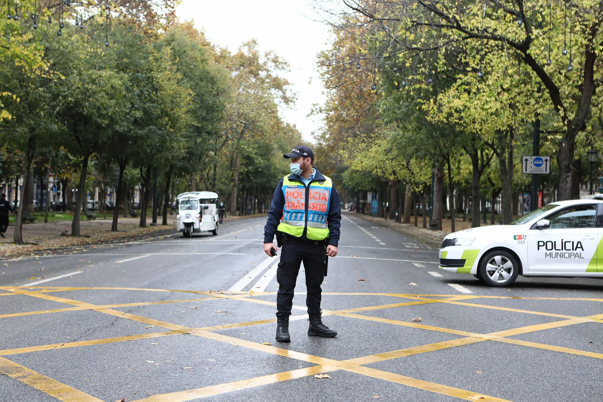 Um agente da autoridade patrulha a Avenida da Liberdade durante o recolher obrigatório do estado de emergência no âmbito das medidas de contenção da covid-19, em Lisboa.