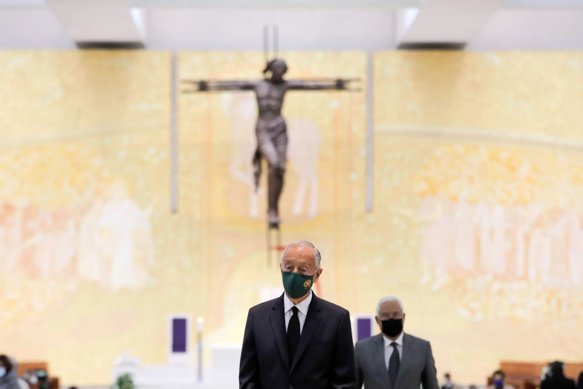 O Presidente da República, Marcelo Rebelo de Sousa (E), acompanhado pelo primeiro-ministro António Costa (D), participam na missa de sufrágio pelas vítimas da pandemia em Portugal, na Basílica da Santíssima Trindade do Santuário de Fátima