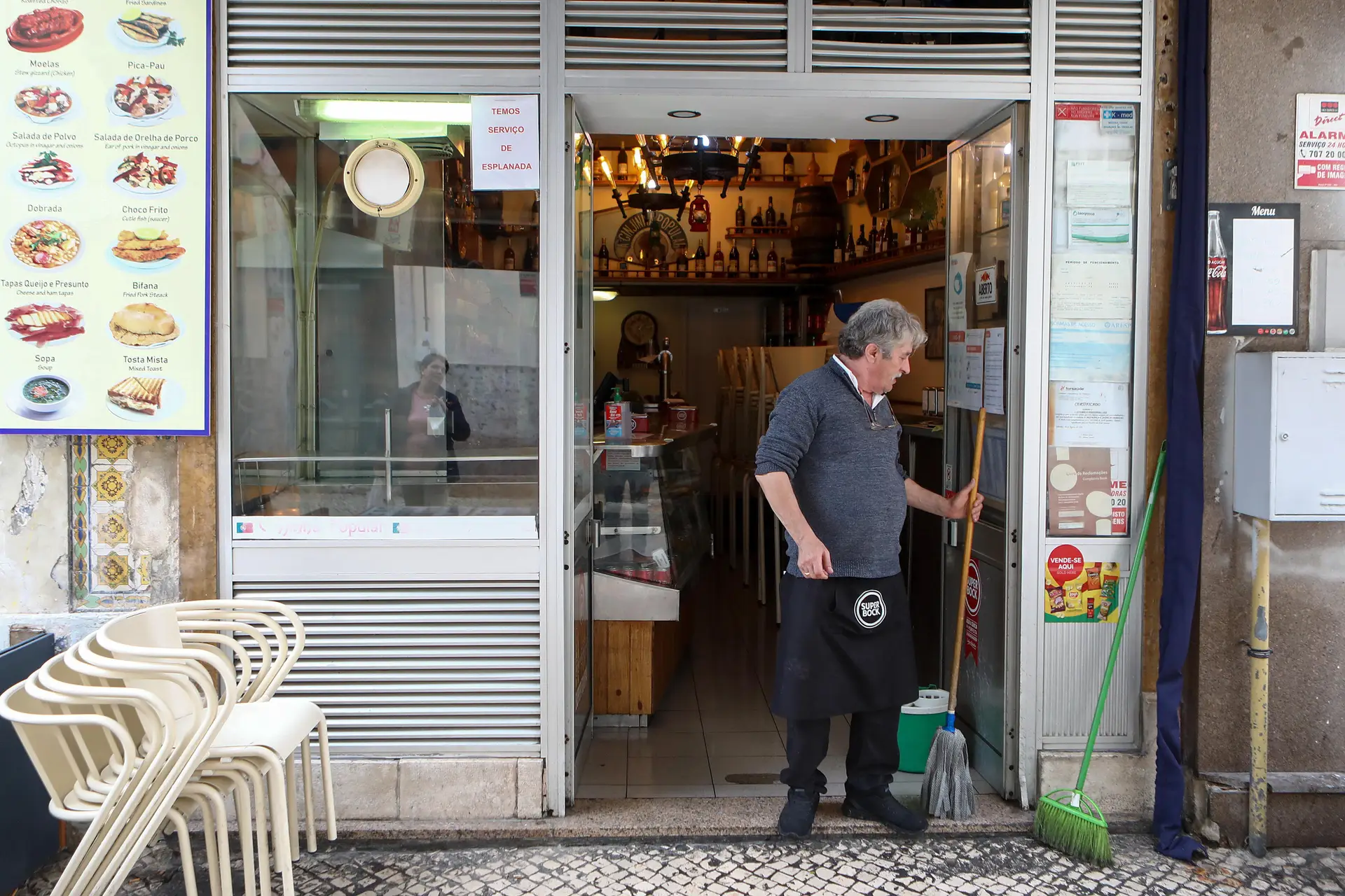Quais as restrições em vigor na tolerância de ponto e feriado?