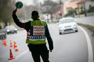 PSP e GNR fiscalizam estradas para garantir cumprimento do recolher obrigatório