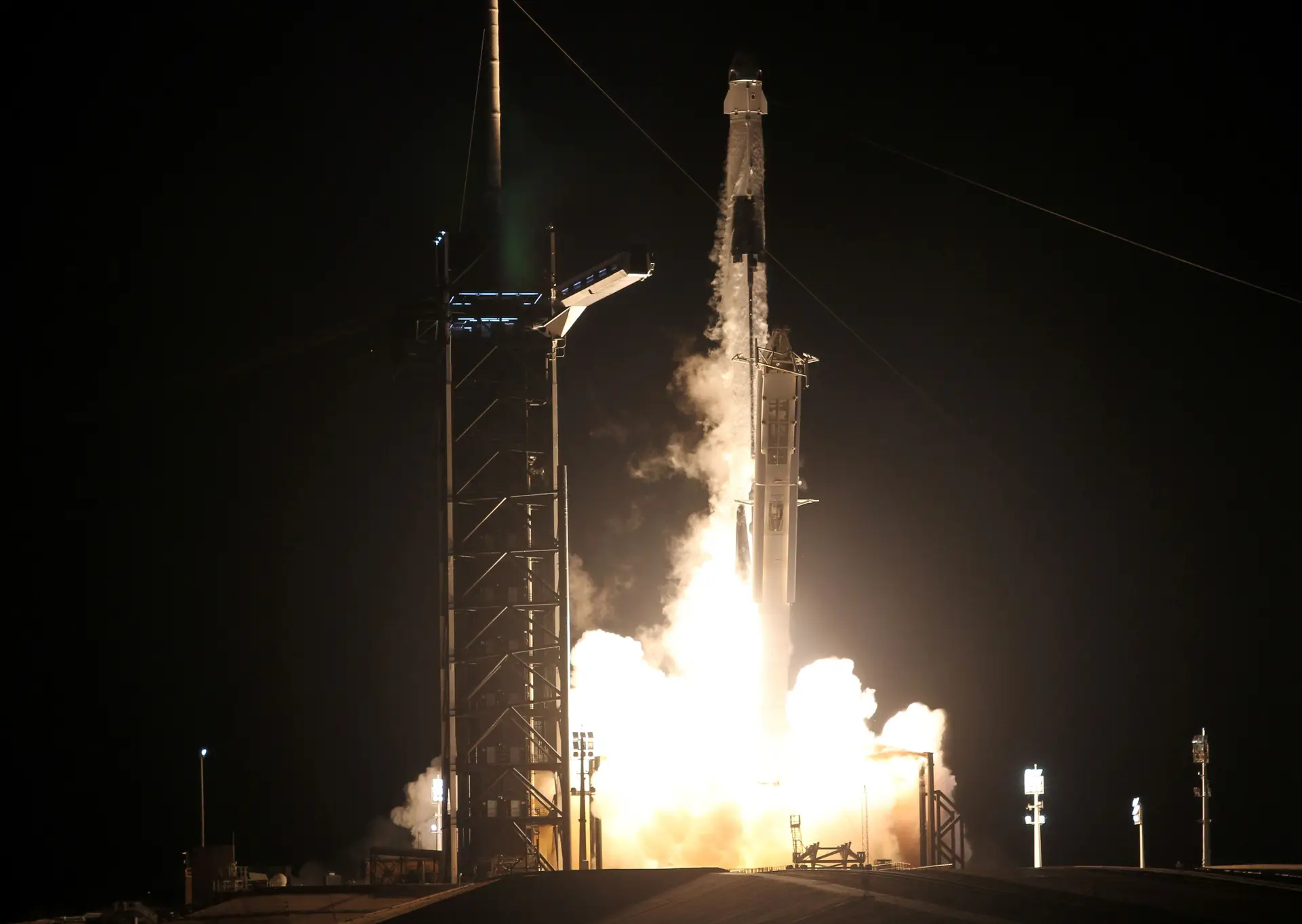 Foguetão Space X a caminho da estação espacial com quatro astronautas