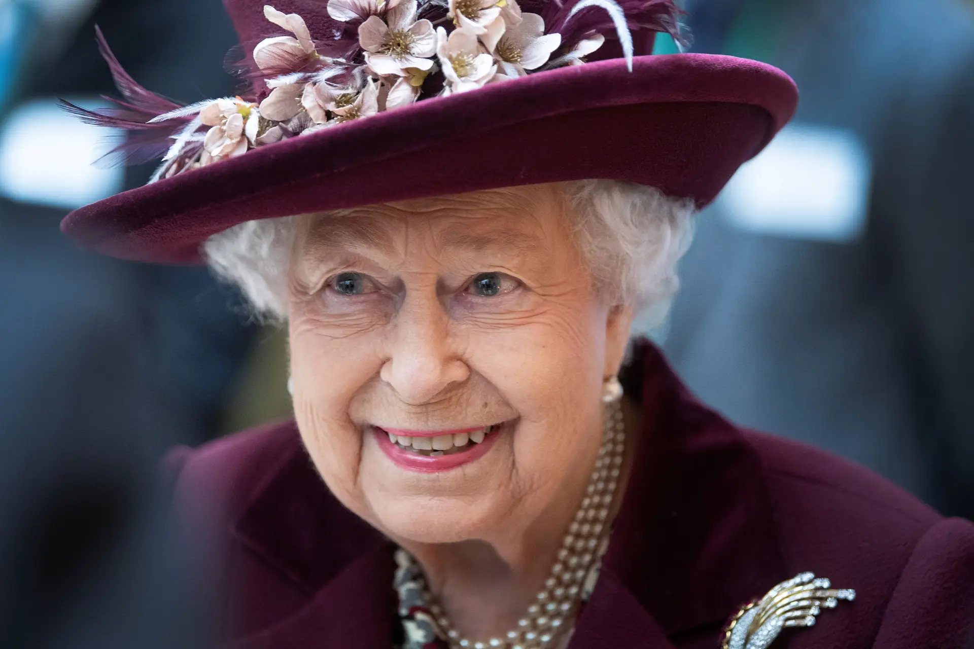 Rainha Isabel II e Pelé não morreram. Rádio francesa publicou obituários por engano