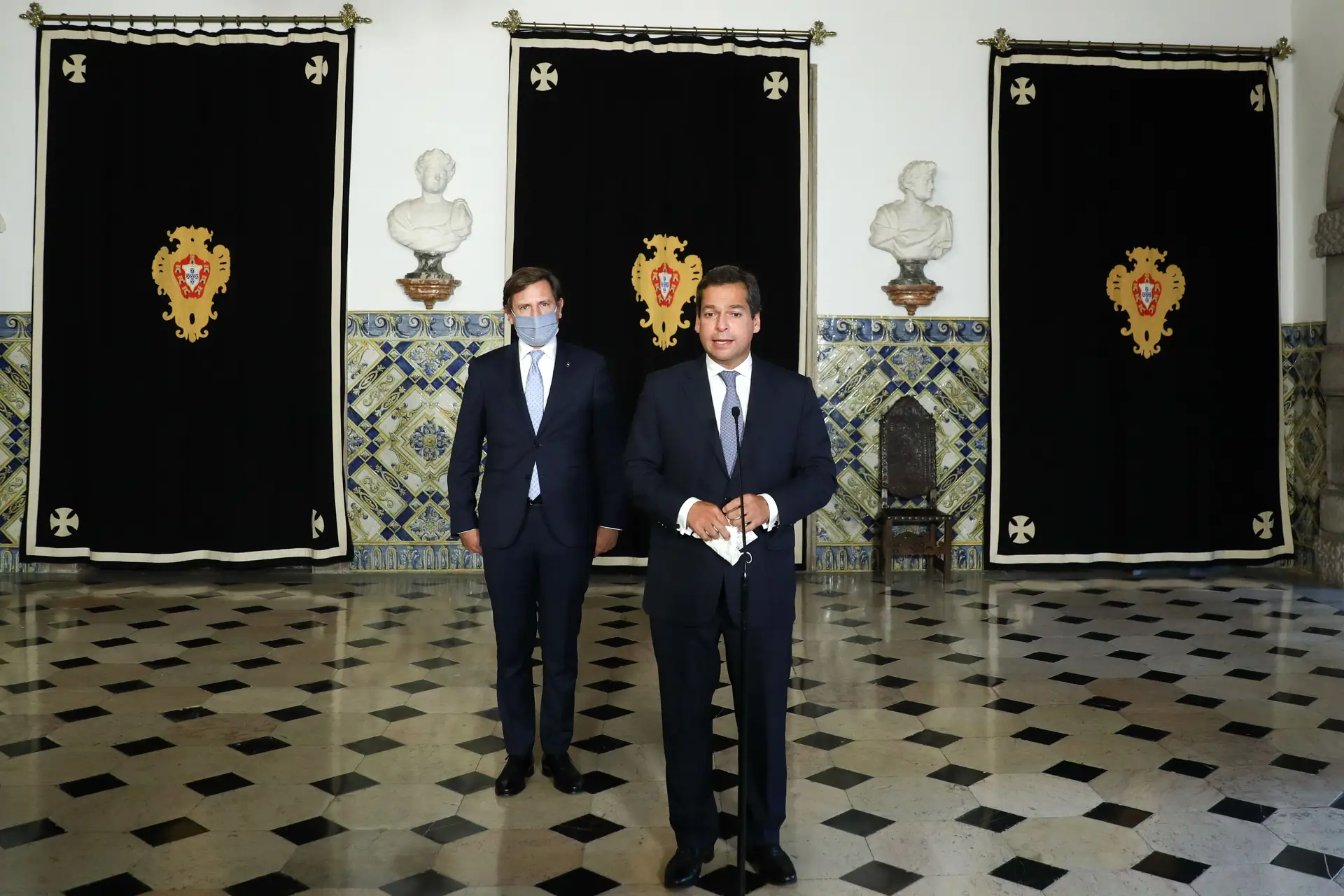 O vice-presidente do CDS- PP, Filipe Lobo d'Ávila, ladeado pelo vice-presidente, António Carlos Monteiro, fala aos jornalistas após uma audiência com o Presidente da República, Marcelo Rebelo de Sousa, no Palácio de Belém, em Lisboa.