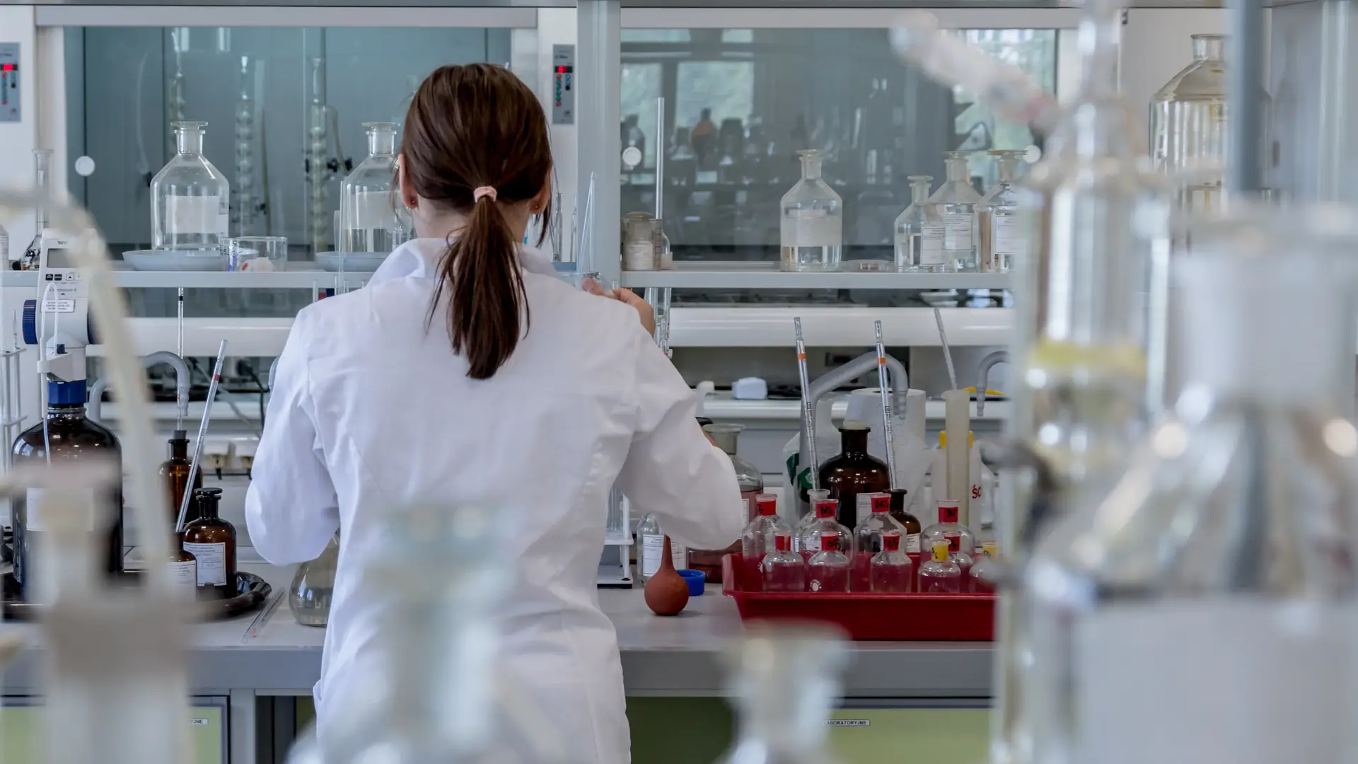 Covid-19. Brasil faz inspeção de "rotina" a laboratórios chineses que produzem vacinas