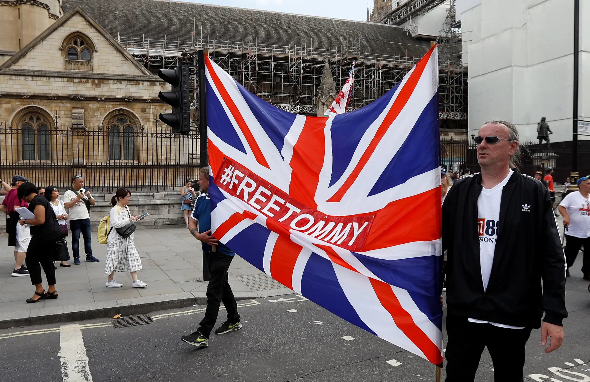 Jovens mais atraídos pelas ideologias de extrema-direita no Reino Unido
