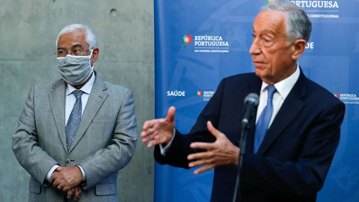 O Presidente da República, Marcelo Rebelo de Sousa (D), acompanhado pelo primeiro-ministro, António Costa (E), fala aos jornalistas no final da XII Sessão de apresentação sobre a “Situação Epidemiológica da COVID-19 em Portugal”, no Infarmed, em Lisboa