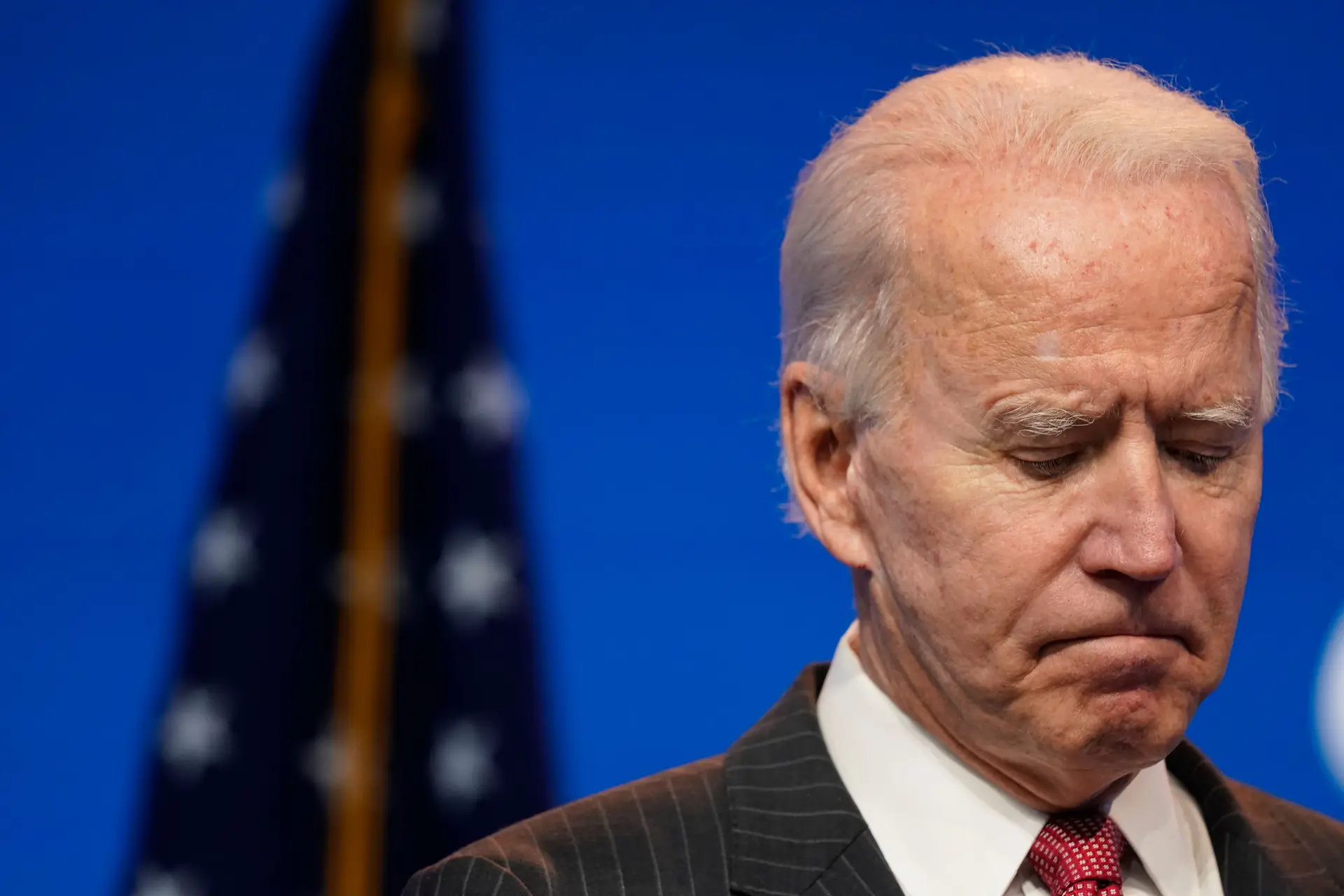 Joe Biden fratura o pé a brincar com o cão