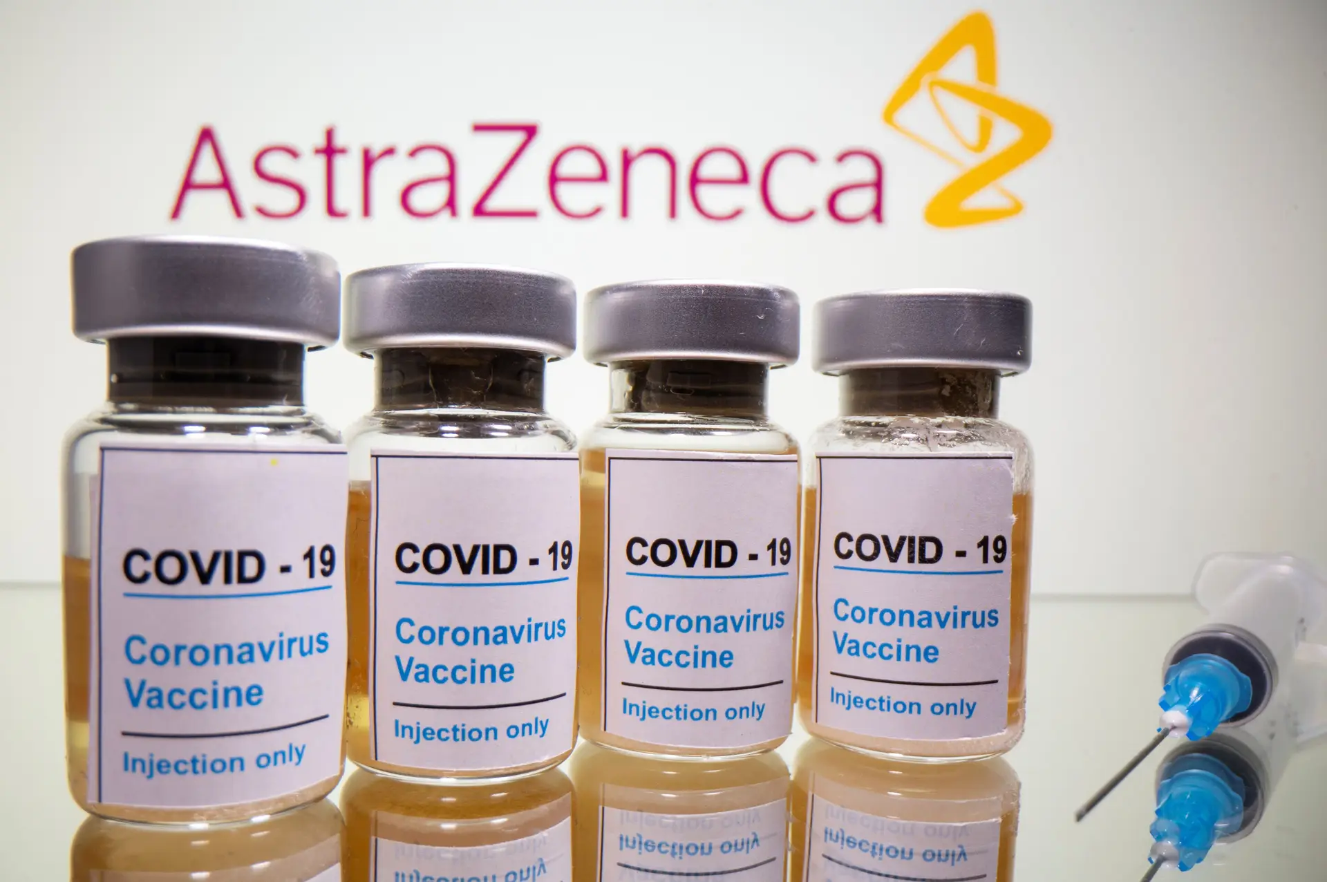 Vacina da AstraZeneca. Eficácia de 90% obtida devido a erro na dosagem 