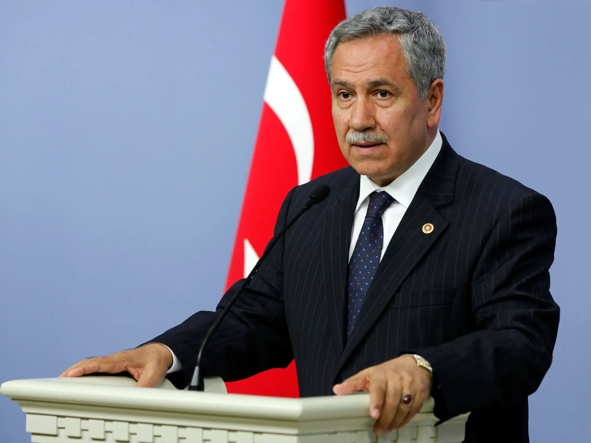 Líder histórico e assessor de Erdogan demite-se após defender libertação de críticos