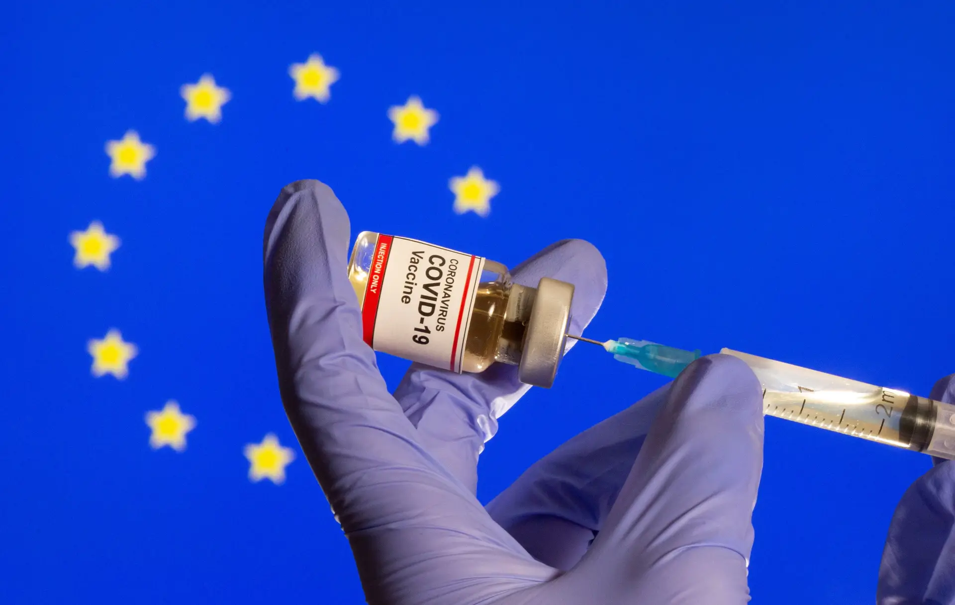 Jornal italiano avança que Bruxelas não vai renovar contratos com AstraZeneca e Johnson & Johnson