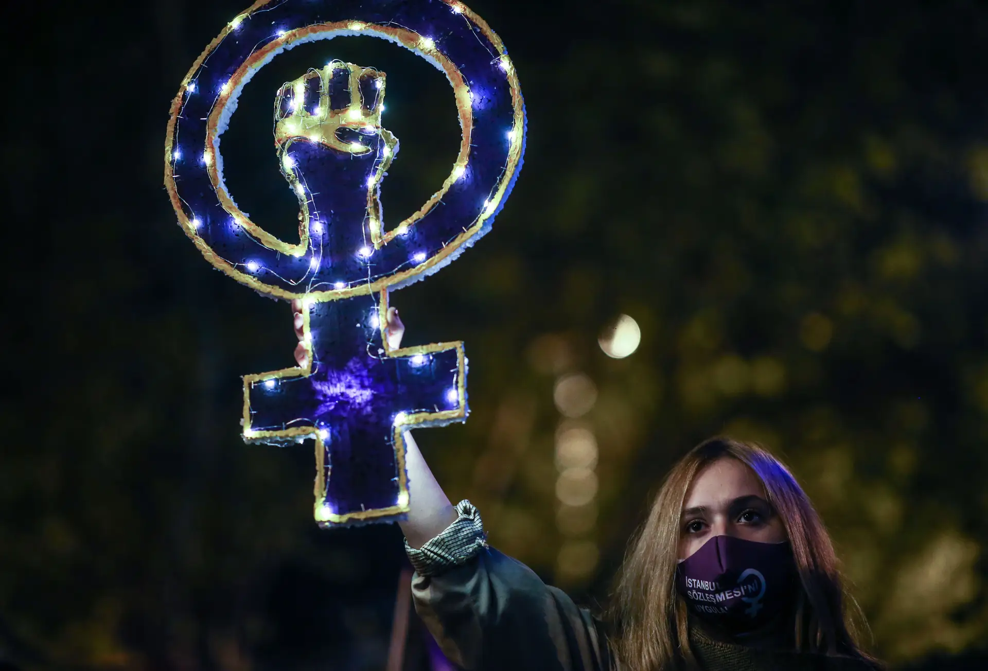 Uma manifestante segura o símbolo do género feminino durante um protesto no âmbito do Dia Internacional para a Eliminação da Violência contra as Mulheres, em Istambul, na Turquia.