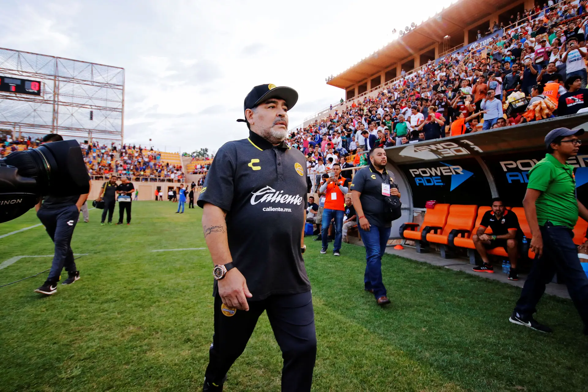 A antiga estrela do futebol mundial, Diego Armando Maradona, morreu a 25 de novembro aos 60 anos. Foi vítima de uma paragem cardiorrespiratória depois de uma operação a um coágulo no cérebro.