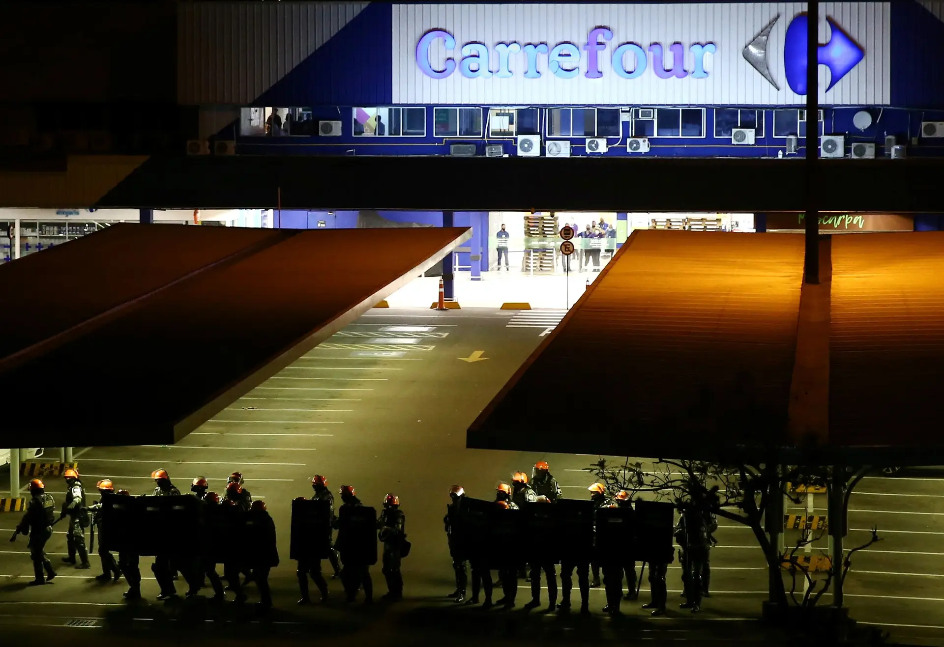 Polícia brasileira detém funcionária do Carrefour envolvida na morte de cidadão negro