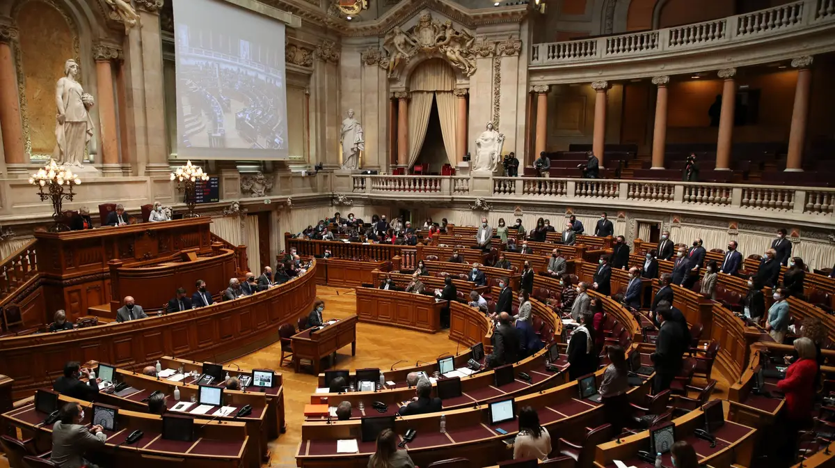 Aprovado o Orçamento do Estado para 2021 com votos a favor do PS, abstenções de PCP, PEV, PAN e das deputadas não inscritas Cristina Rodrigues e Joacine Katar Moreira. PSD, Bloco de Esquerda, CDS, Iniciativa Liberal e Chega votaram contra.
