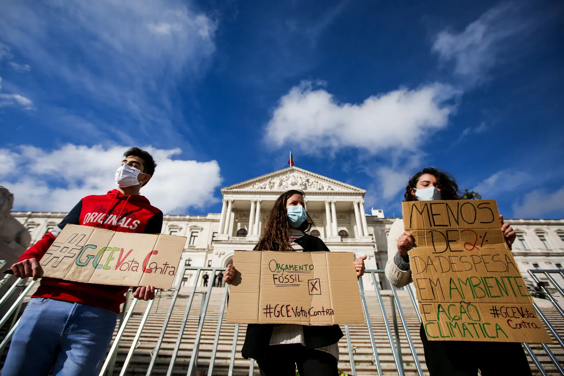 Alunos do Colégio São Vicente fazem protesto por demissões de