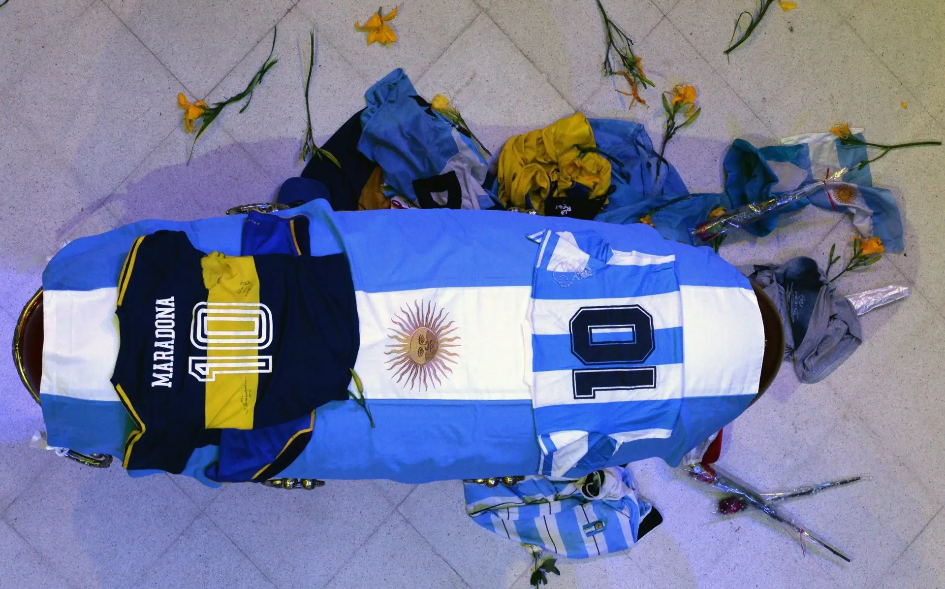 O caixão de Diego Maradona na residência presidencial da Argentina, em Buenos Aires.