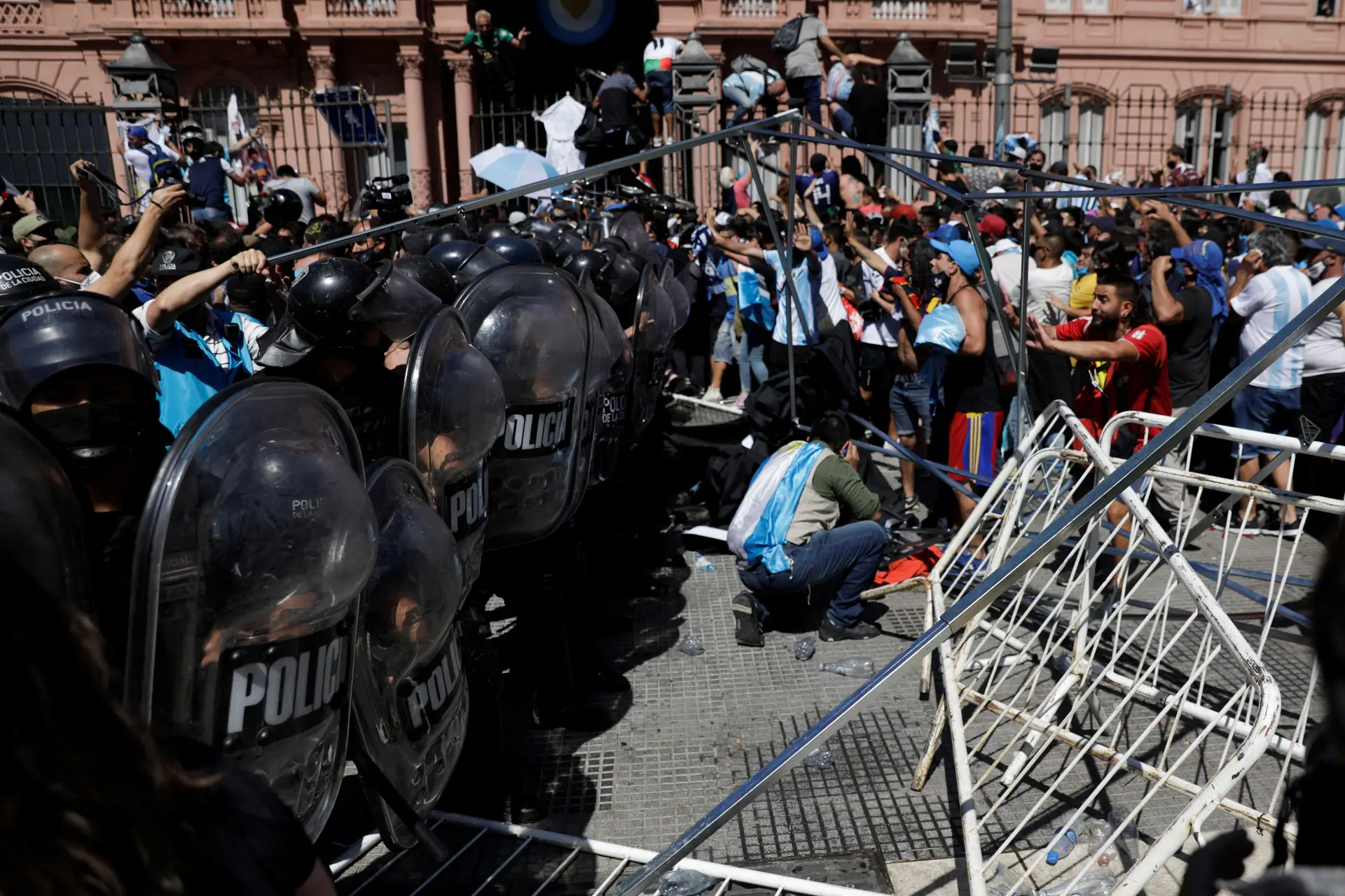 Velório de Maradona termina com confrontos entre adeptos e polícia
