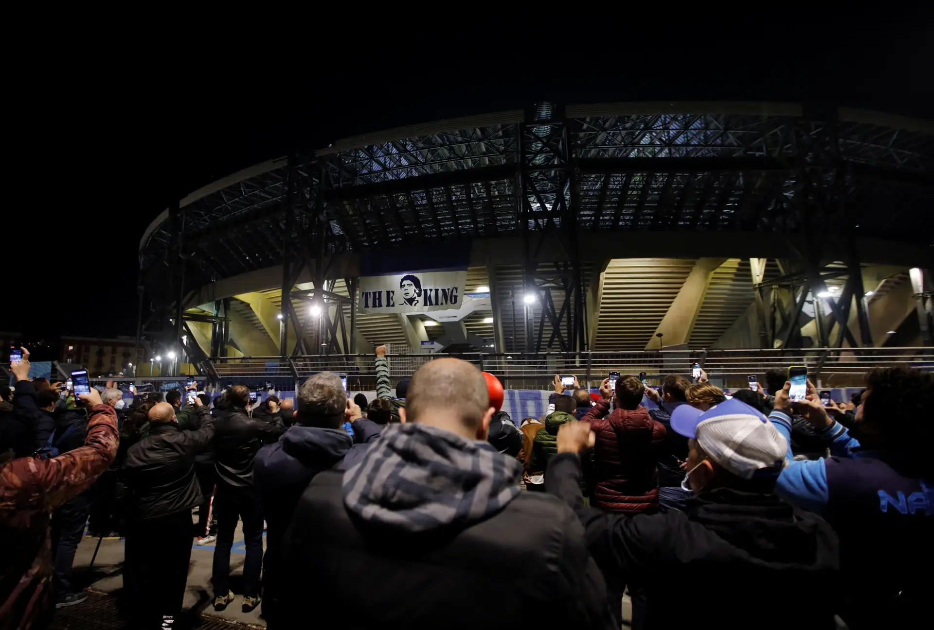 Iniciado processo para dar nome de Maradona ao estádio do Nápoles