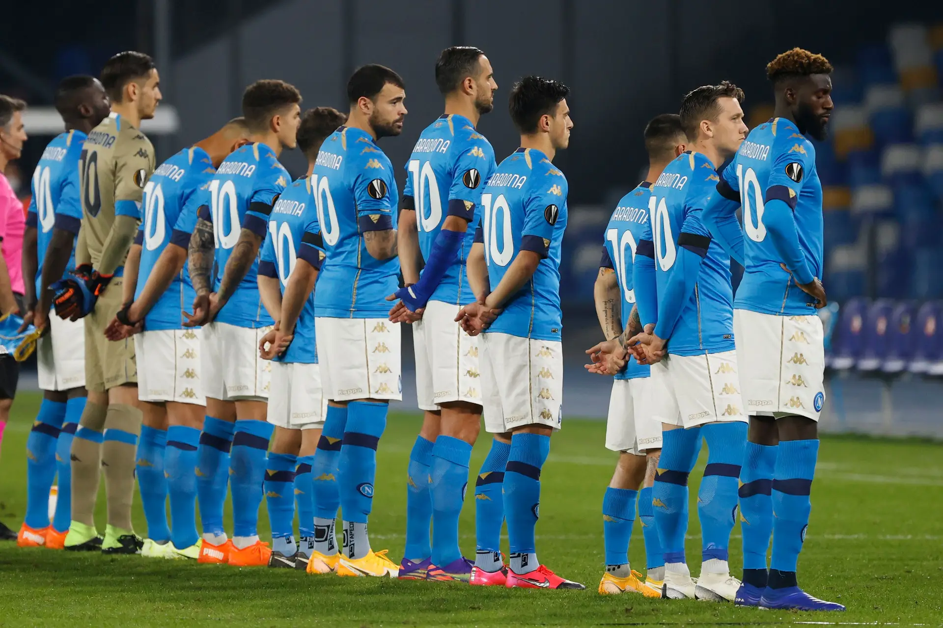 A homenagem dos jogadores do Nápoles a Maradona
