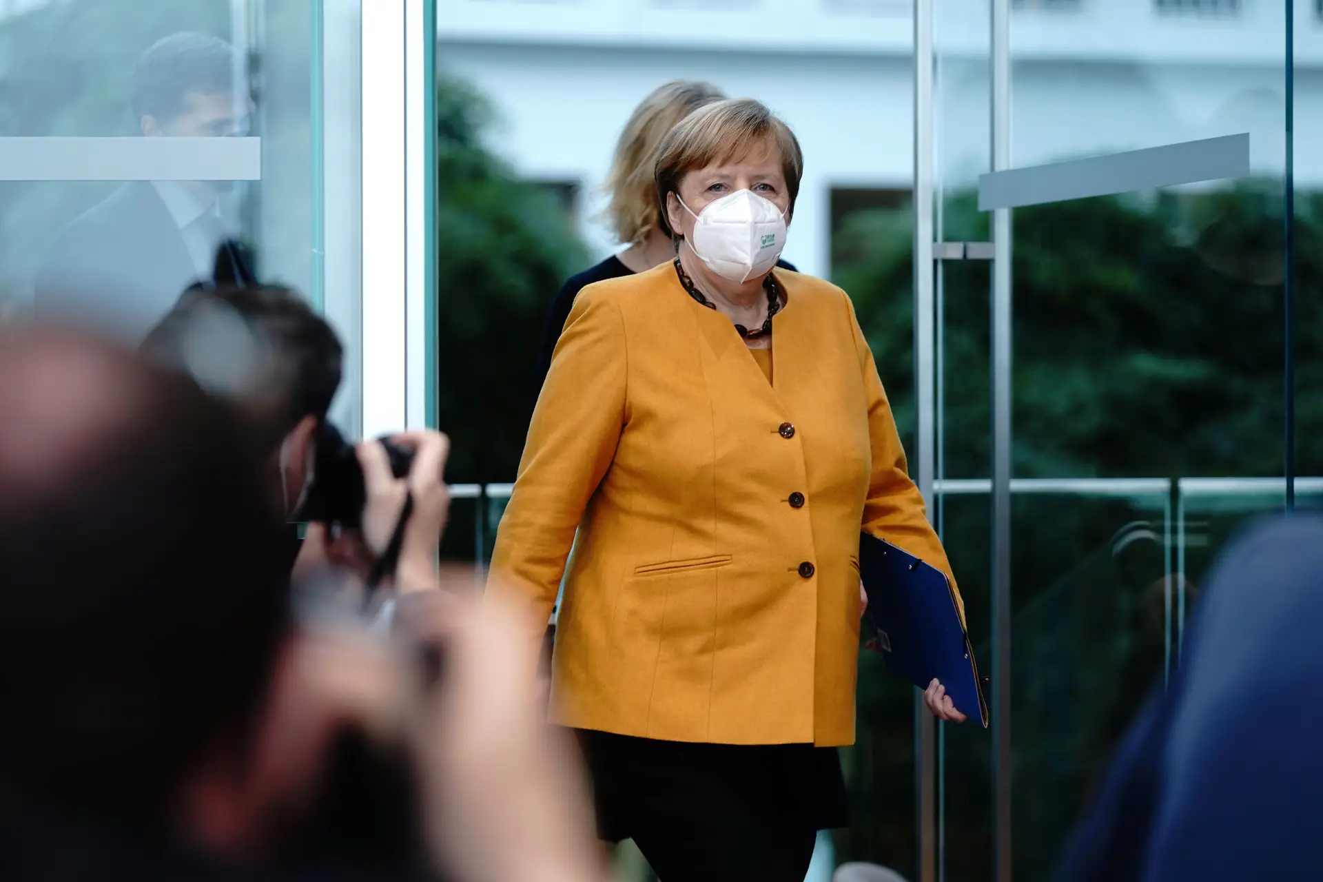Covid-19: Merkel defende medidas duras contra propagação de "variante britânica"