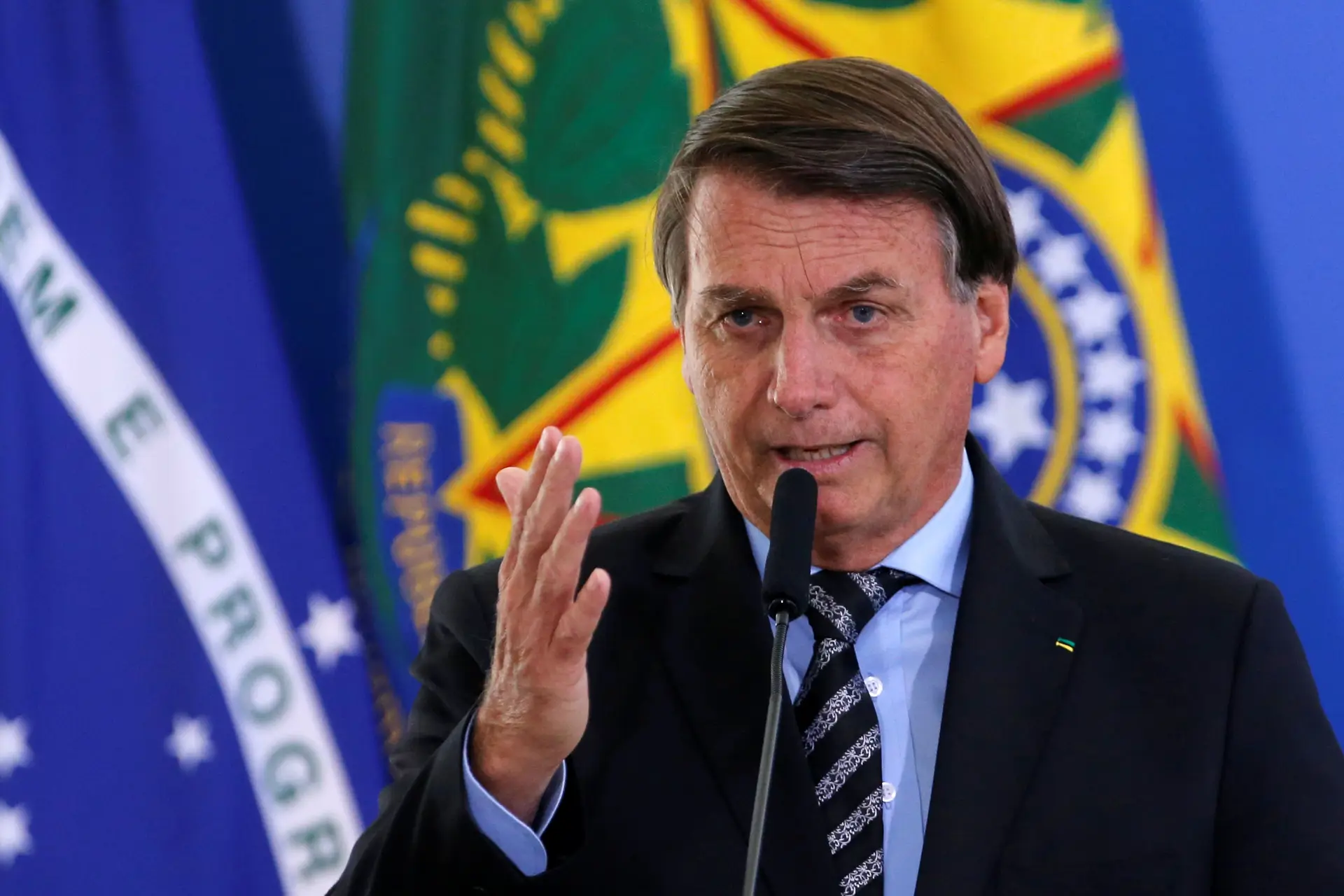 Bolsonaro dá indulto a polícias que assassinaram no "exercício da sua função"