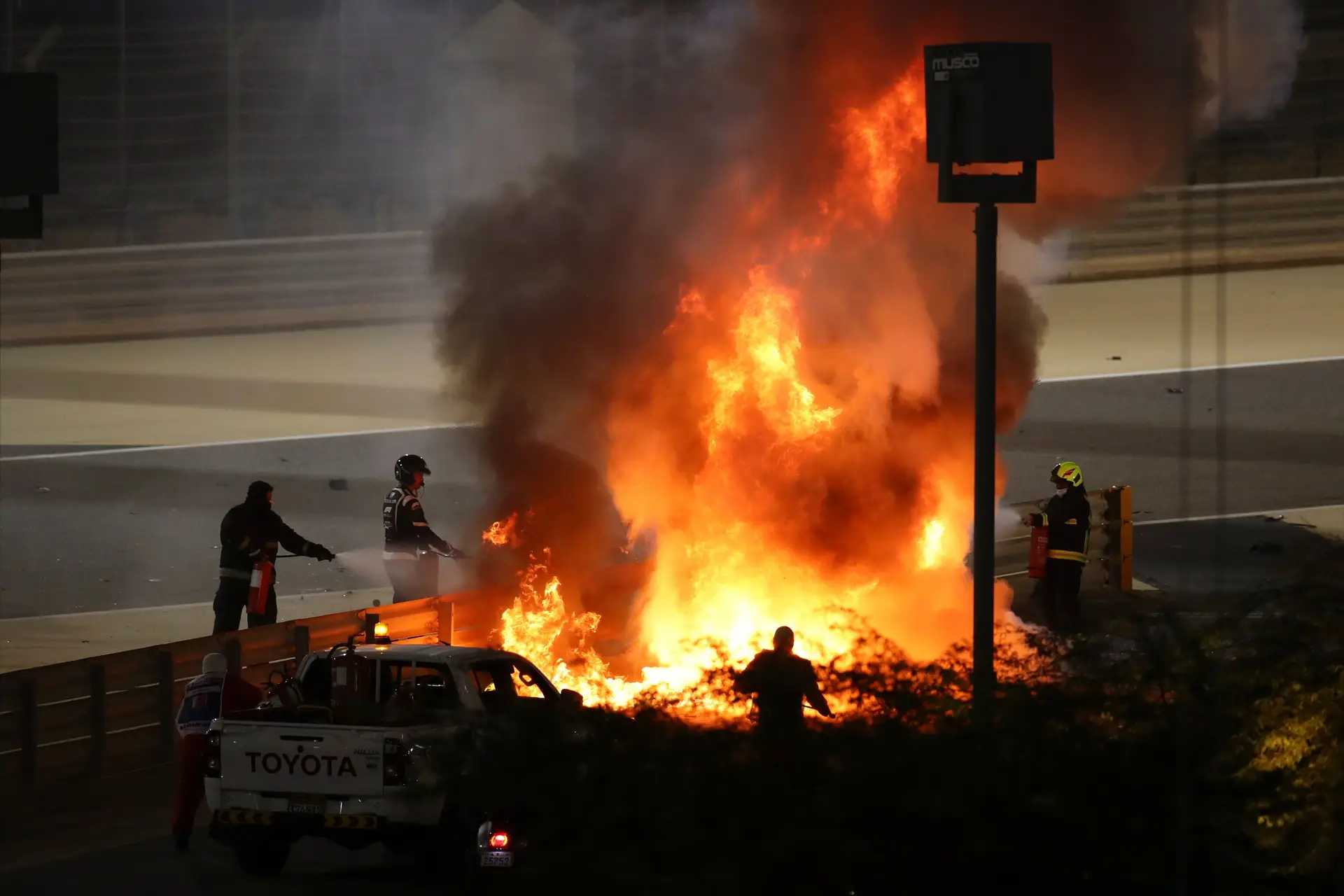 Piloto francês Grosjean sofre violento acidente no GP do Bahrain de Fórmula 1