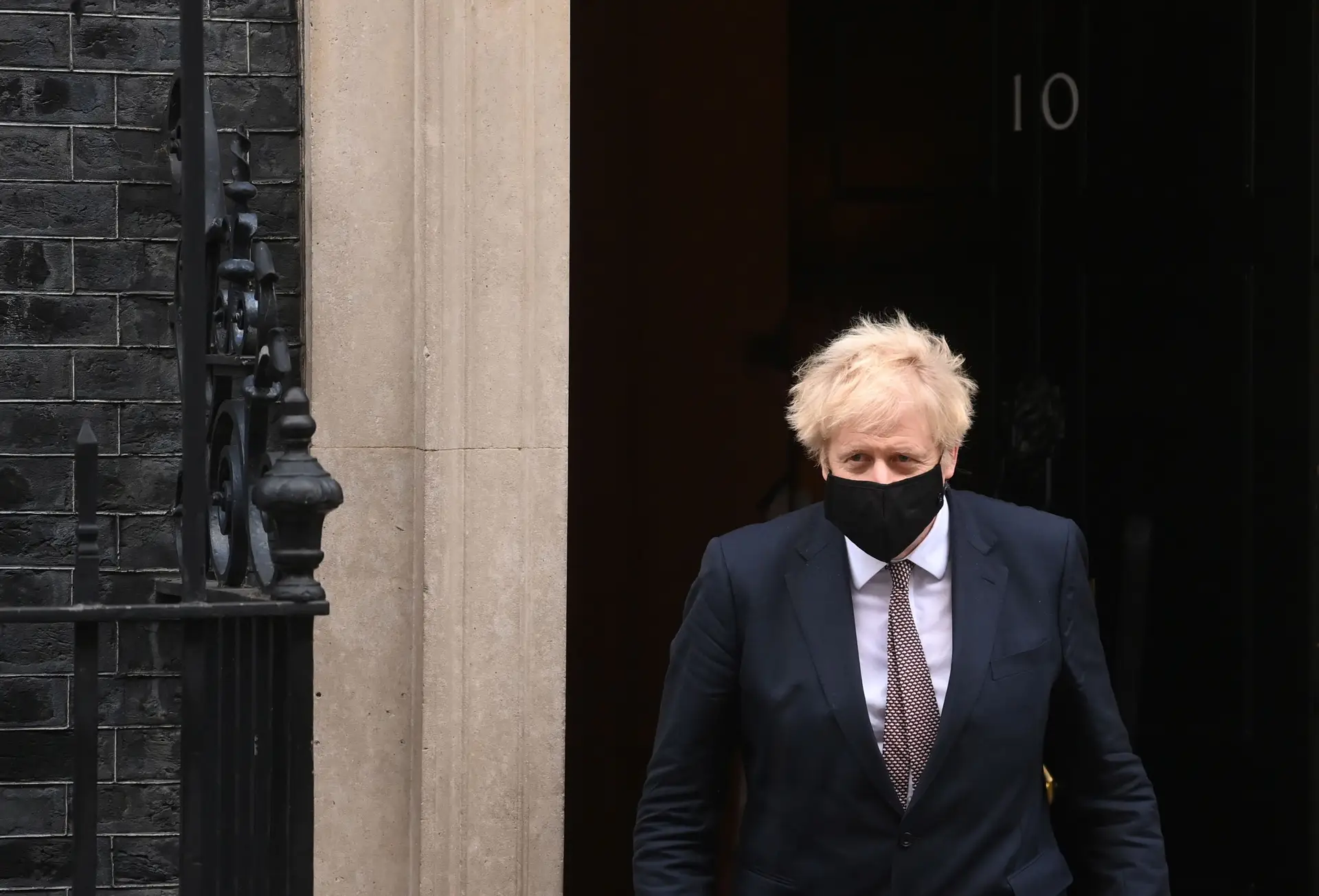 Covid-19. Boris Johnson diz que vacina vai permitir "recuperar vidas"