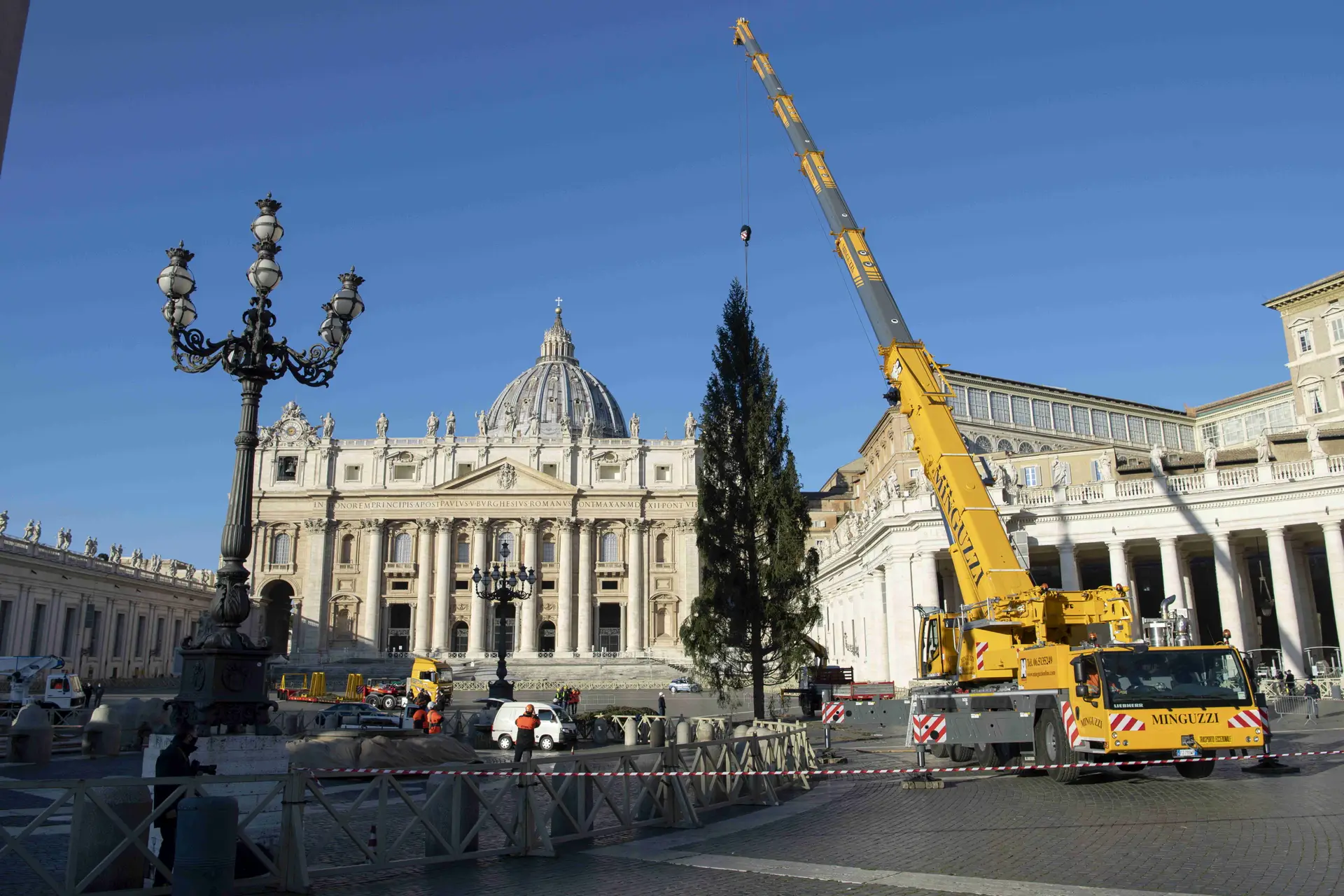 Na Praça de São Pedro, na cidade do Vaticano, começaram os preparativos para a montagem da árvore de Natal