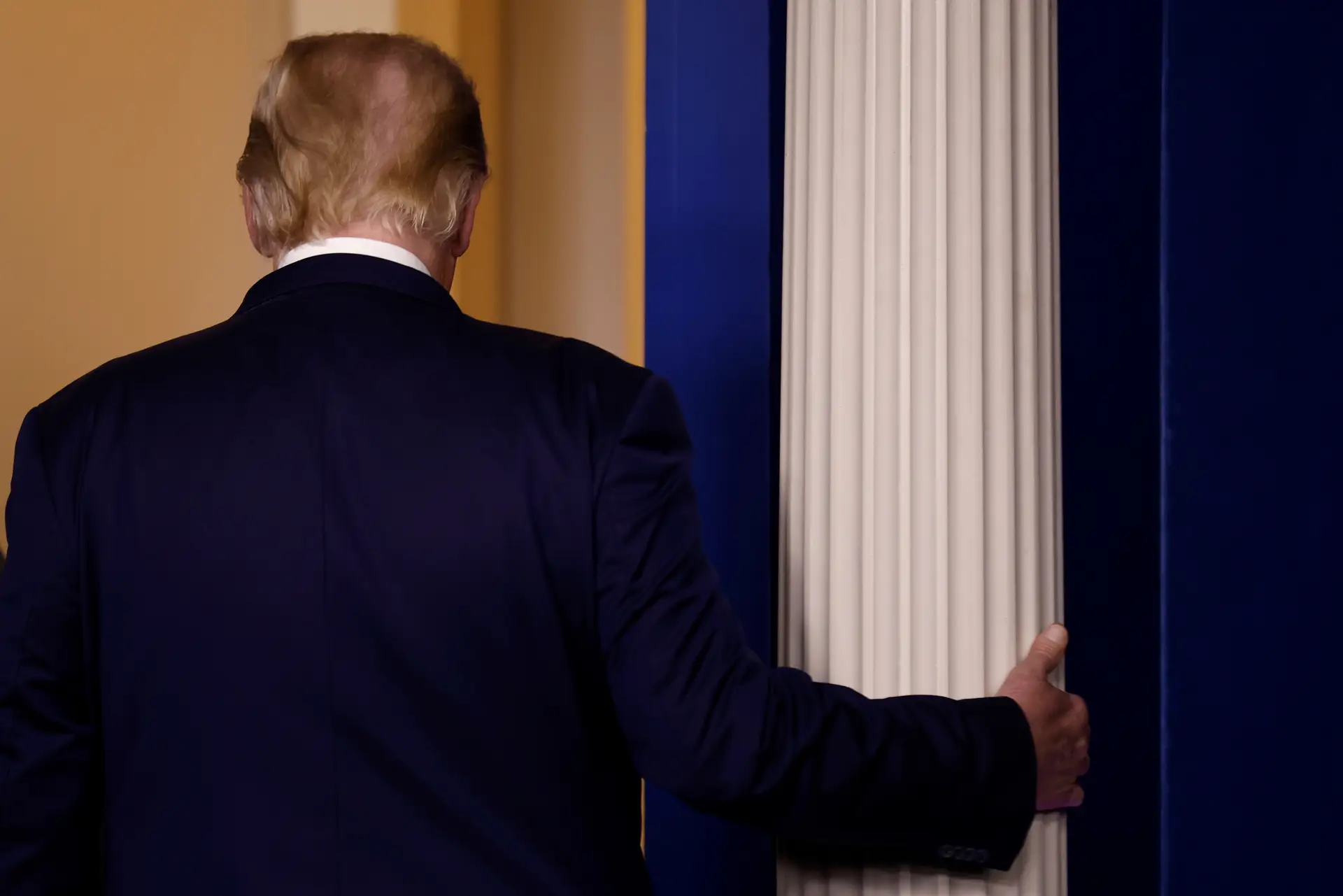Donald Trump abandona a sala depois de discursos sobre as eleições presidenciais norte-americanas.