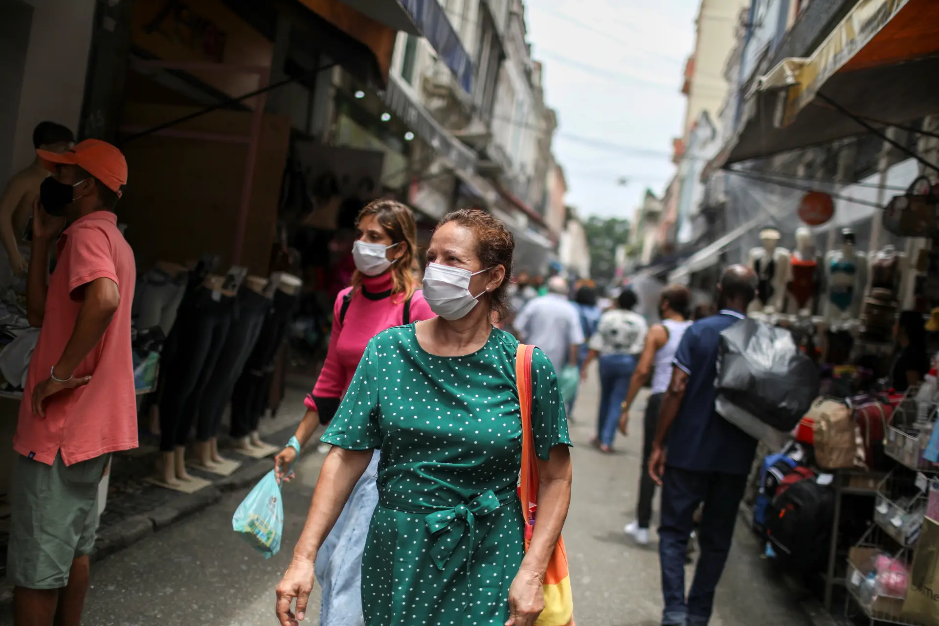 Covid-19. Brasil totaliza mais de 174 mil mortes e 6,4 milhões de infetados