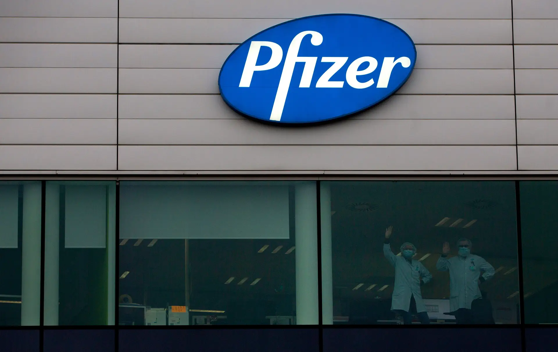 Funcionários da Pfizer na fábrica da Bélgica no dia em que saíram os primeiros camiões com a vacina contra a Covid-19 para o Reino Unido.