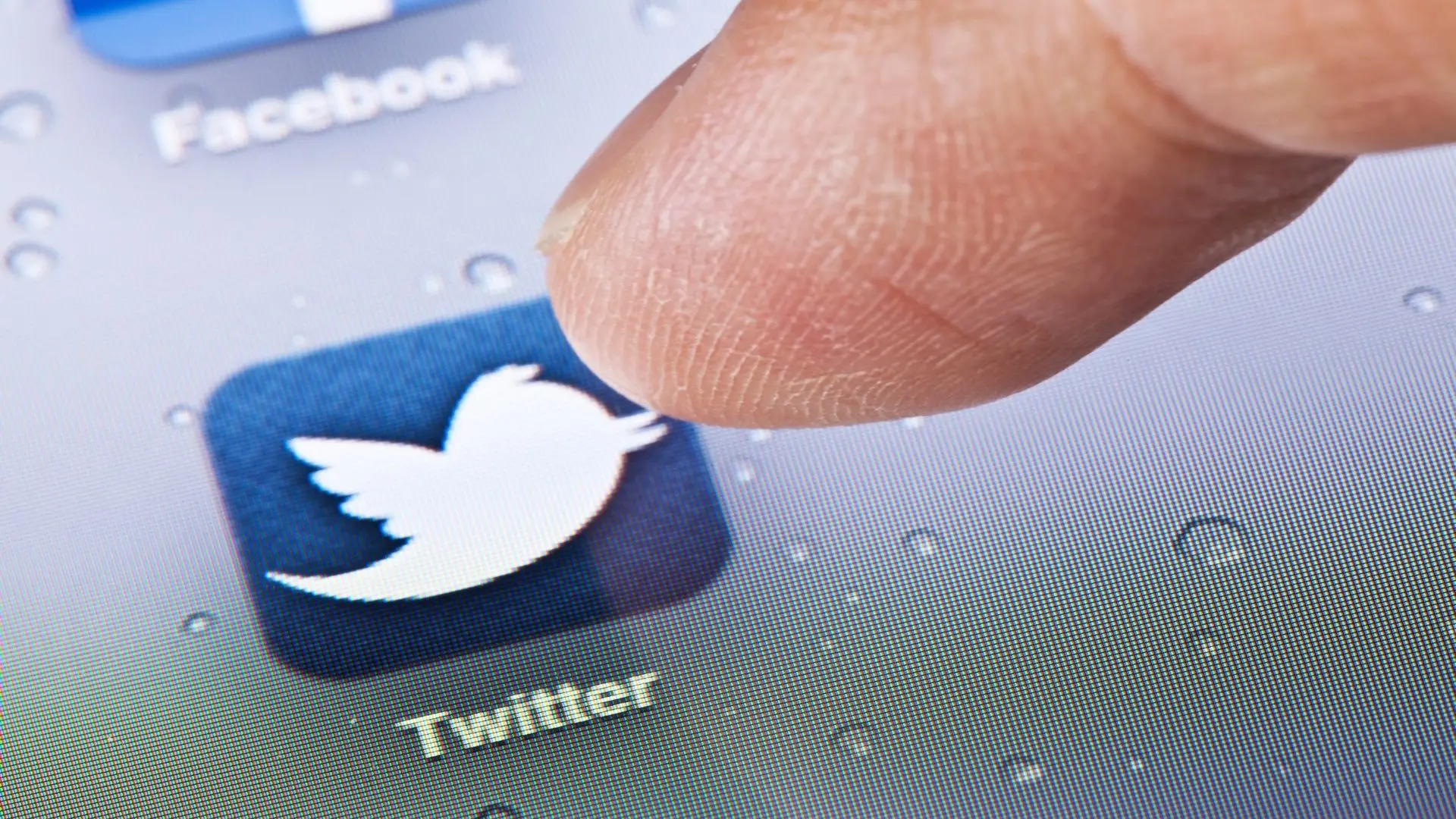 Arábia Saudita condena homem a 16 anos de prisão devido a críticas no Twitter