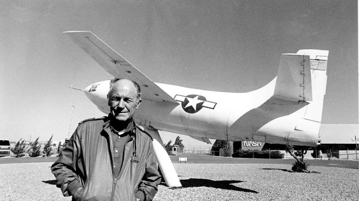 O piloto norte-americano Chuck Yeager, que ficou conhecido por viajar mais rápido do que o som, morreu a 8 de dezembro aos 97 anos. A 14 de outubro de 1947, o piloto realizou o primeiro voo super sónico, quebrando a barreira do som e abrindo uma nova era na aviação mundial. Chuck Yeager foi também general da Força Aérea e lutou na II Guerra Mundial.