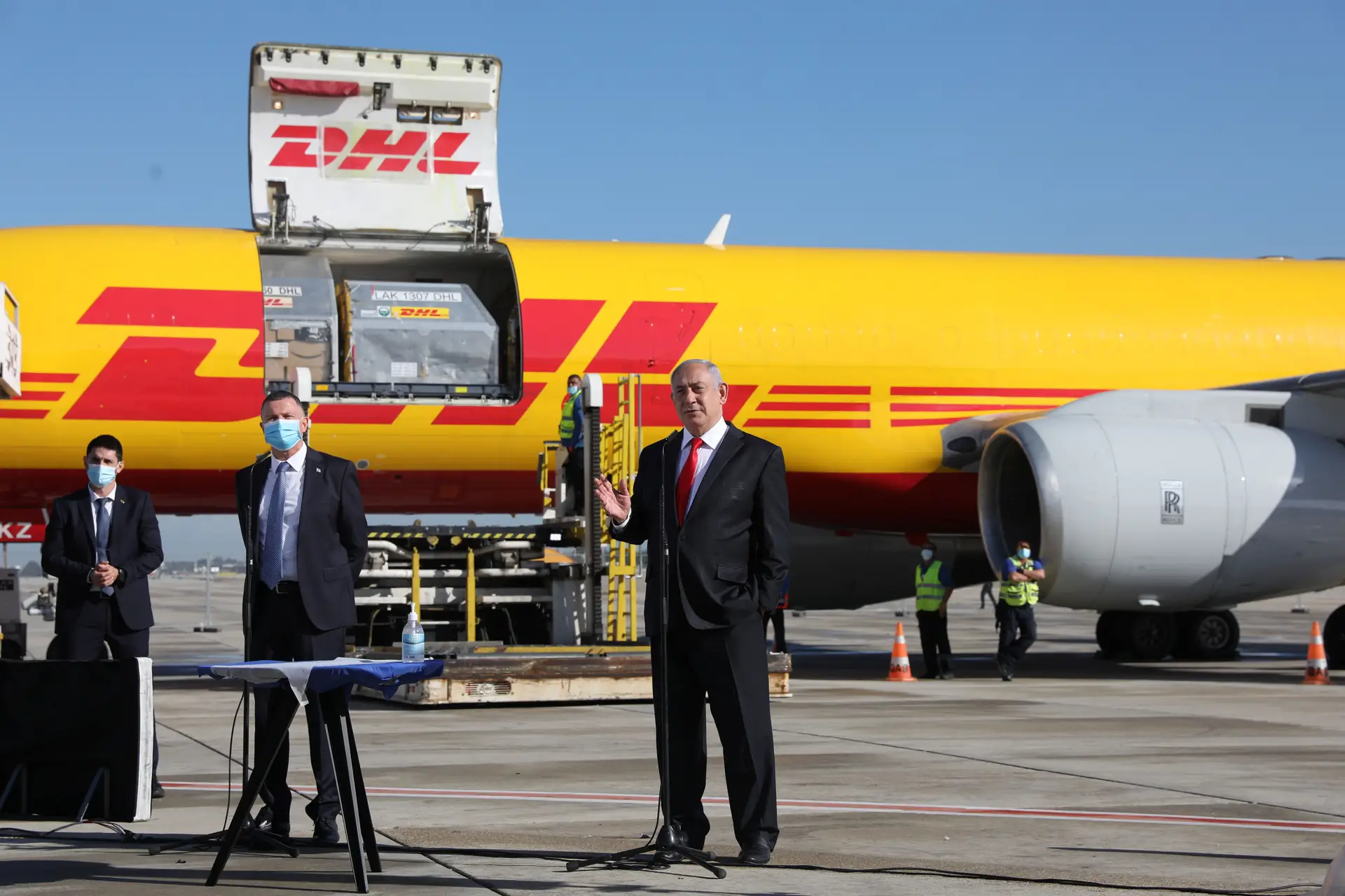 O primeiro-ministro israelita, Benjamin Netanyahu, discursa no Aeroporto Internacional e diante do avião refrigerado da empresa DHL que transportou as primeiras doses da vacina da Pfizer/BioNTech.