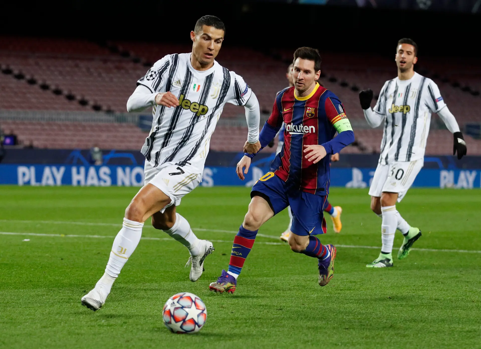 Cristiano Ronaldo bisa em encontro com Messi para a Champions
