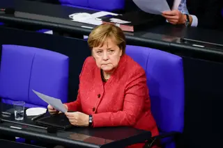 Despedida de Merkel: chanceler alemã recebe honras militares