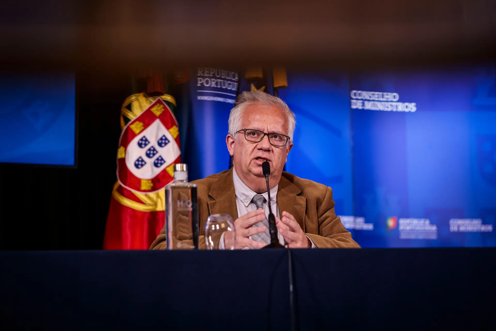 O ministro da Administração Interna, Eduardo Cabrita, durante uma conferência de imprensa após reunião do Conselho de Ministros, no Palácio da Ajuda, em Lisboa. O Estado português vai pagar uma indemnização à família do cidadão ucraniano que foi morto em 12 de março em instalações do Serviço de Estrangeiros e Fronteiras (SEF) no aeroporto de Lisboa.