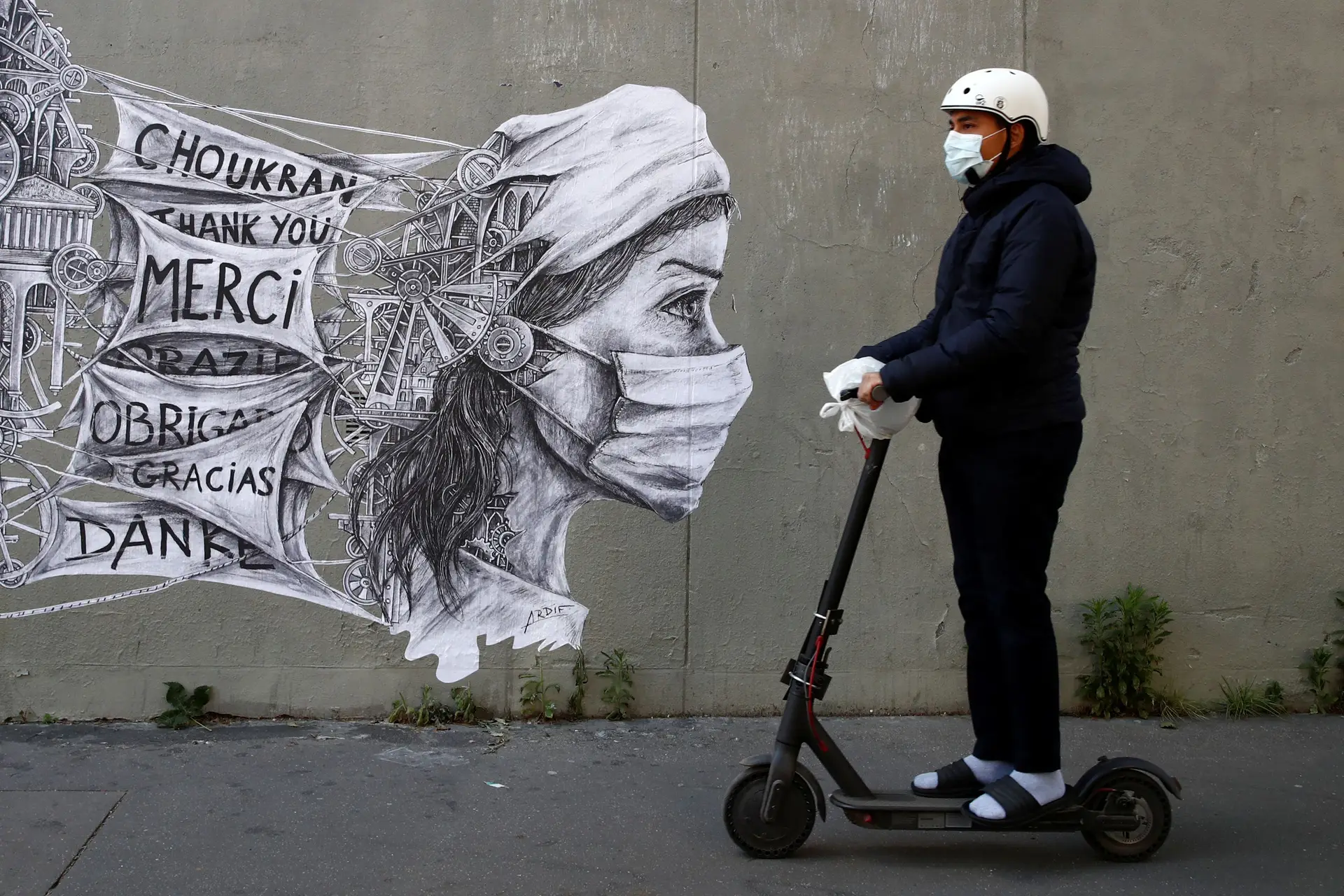 Mural de agradecimento aos profissionais da saúde que lutam contra a covid-19 (Paris - França)
